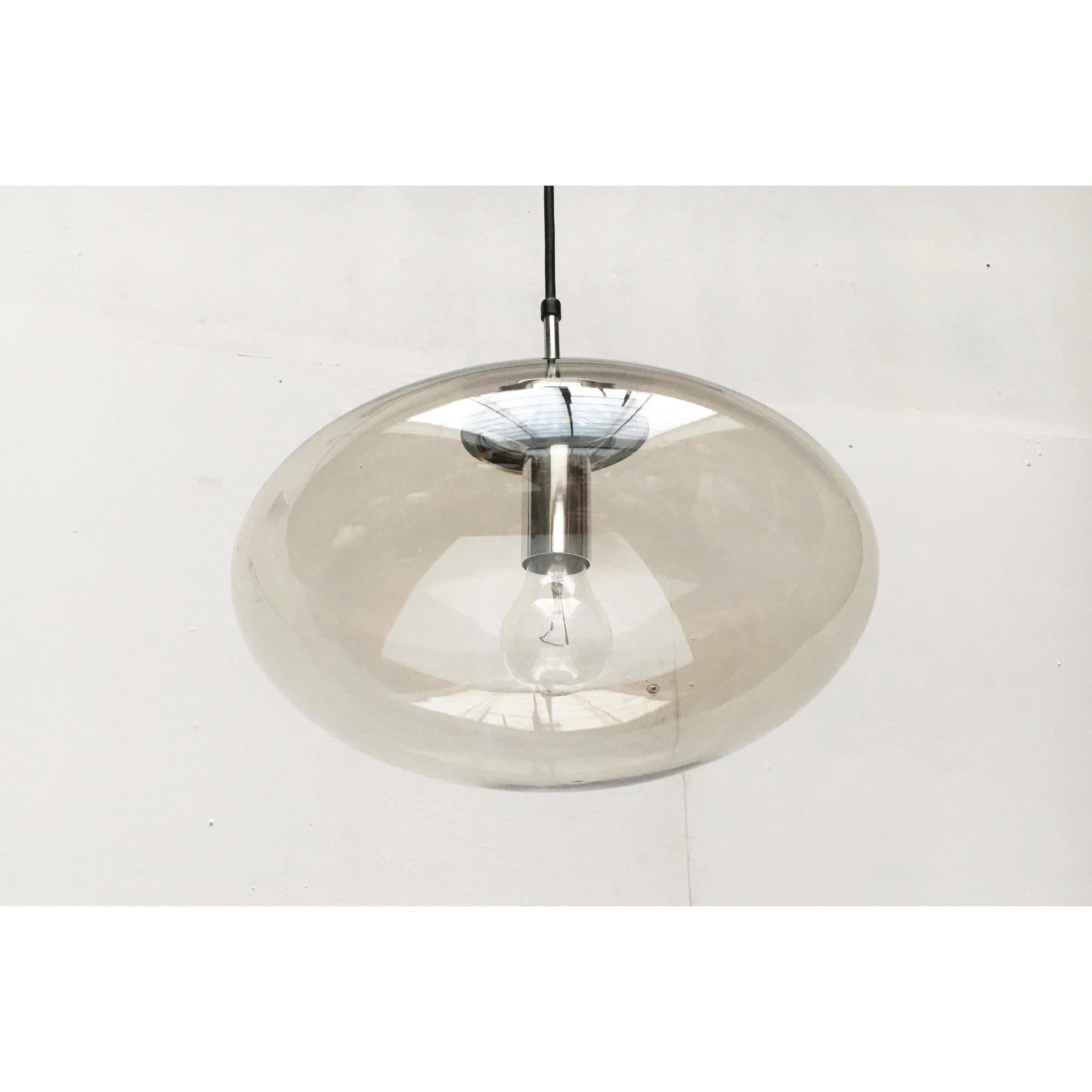 Satz von 3 deutschen Ufo-Hängeleuchten aus Glas aus der Mitte des Jahrhunderts aus Limburg im Angebot 4