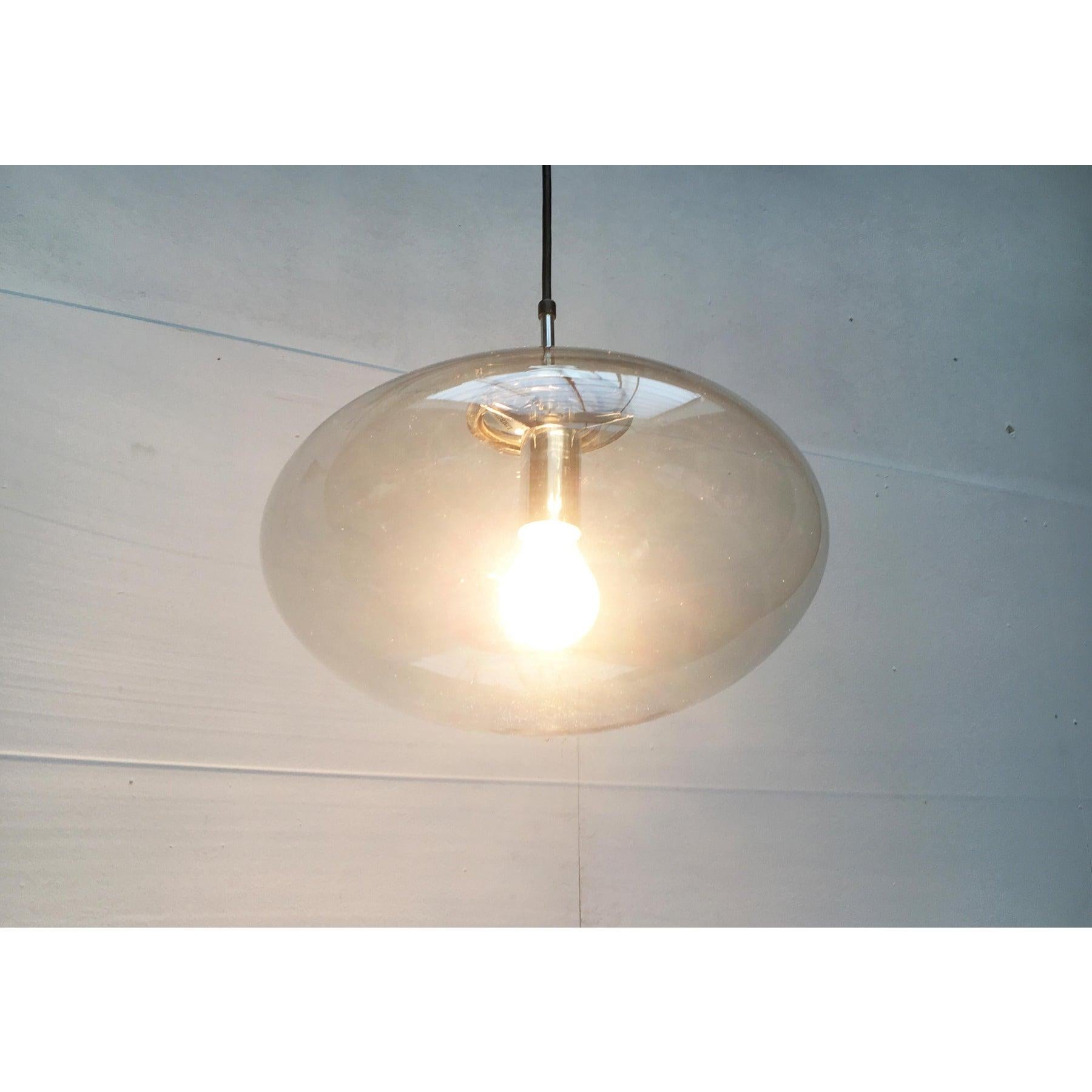 Satz von 3 deutschen Ufo-Hängeleuchten aus Glas aus der Mitte des Jahrhunderts aus Limburg im Angebot 5