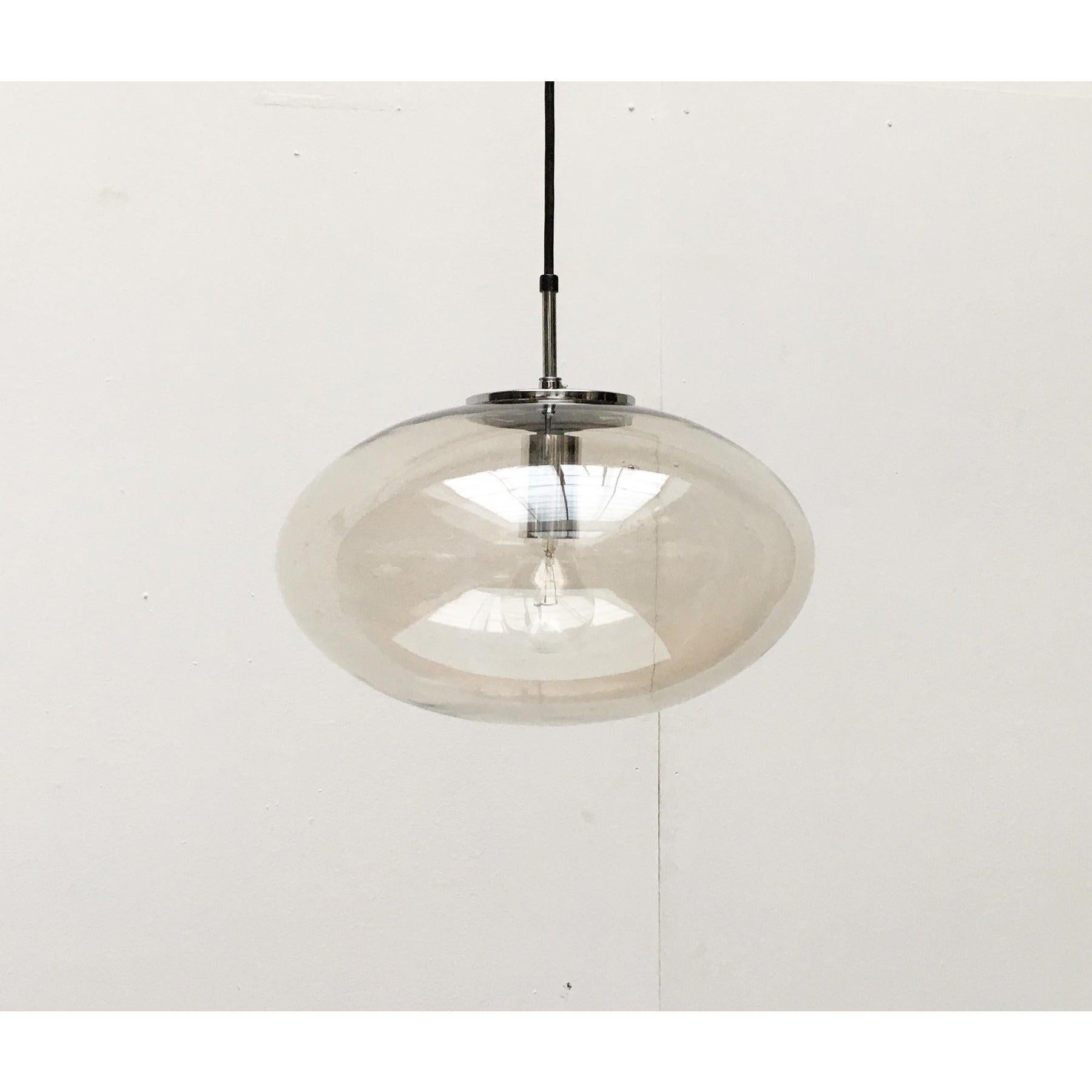 Satz von 3 deutschen Ufo-Hängeleuchten aus Glas aus der Mitte des Jahrhunderts aus Limburg (Moderne der Mitte des Jahrhunderts) im Angebot
