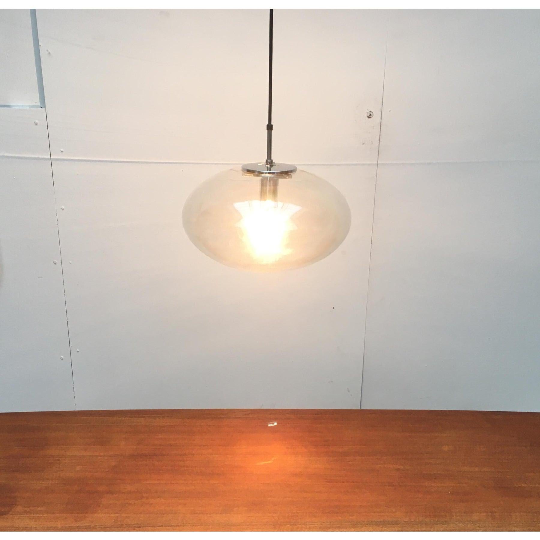 Satz von 3 deutschen Ufo-Hängeleuchten aus Glas aus der Mitte des Jahrhunderts aus Limburg (Deutsch) im Angebot
