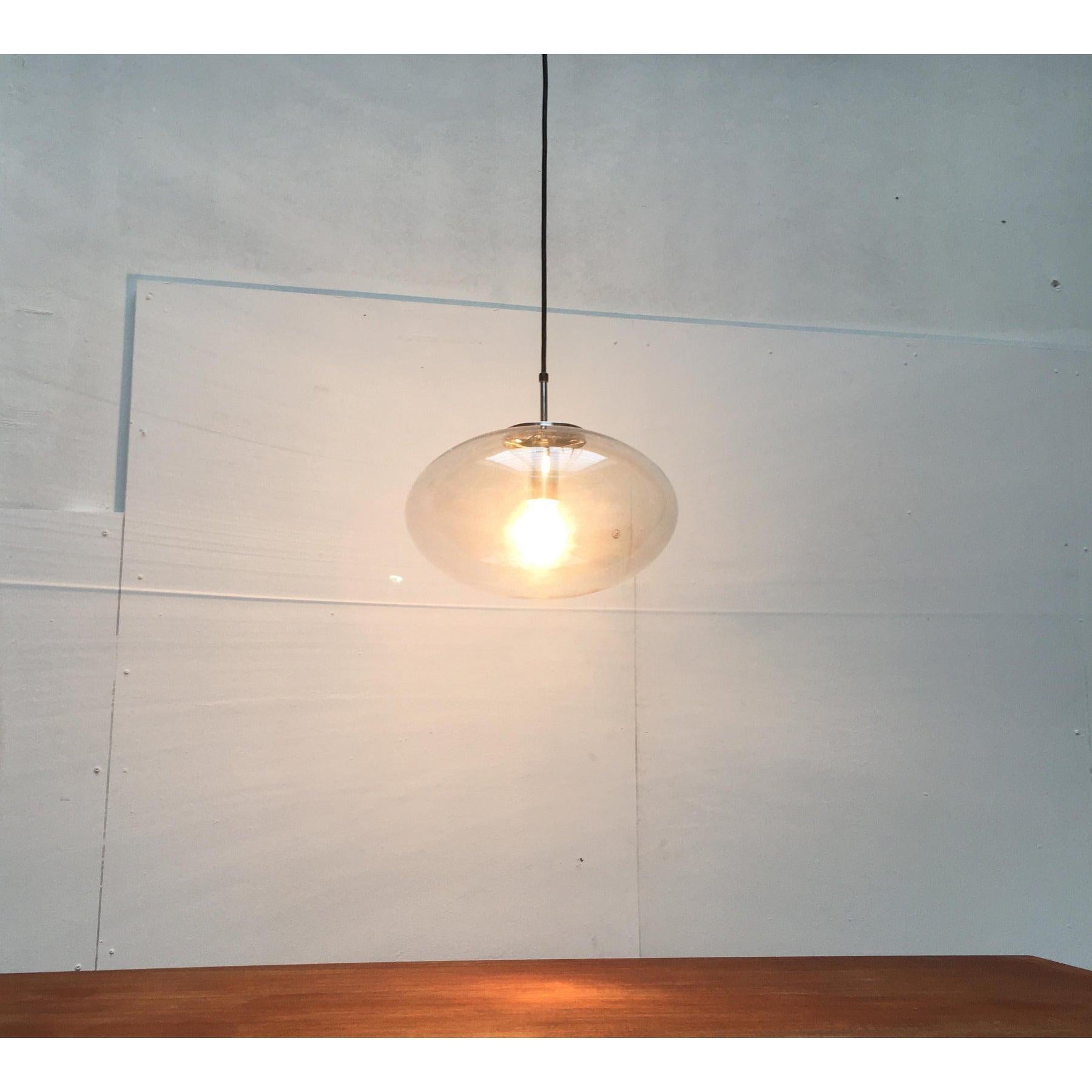 Satz von 3 deutschen Ufo-Hängeleuchten aus Glas aus der Mitte des Jahrhunderts aus Limburg im Angebot 1