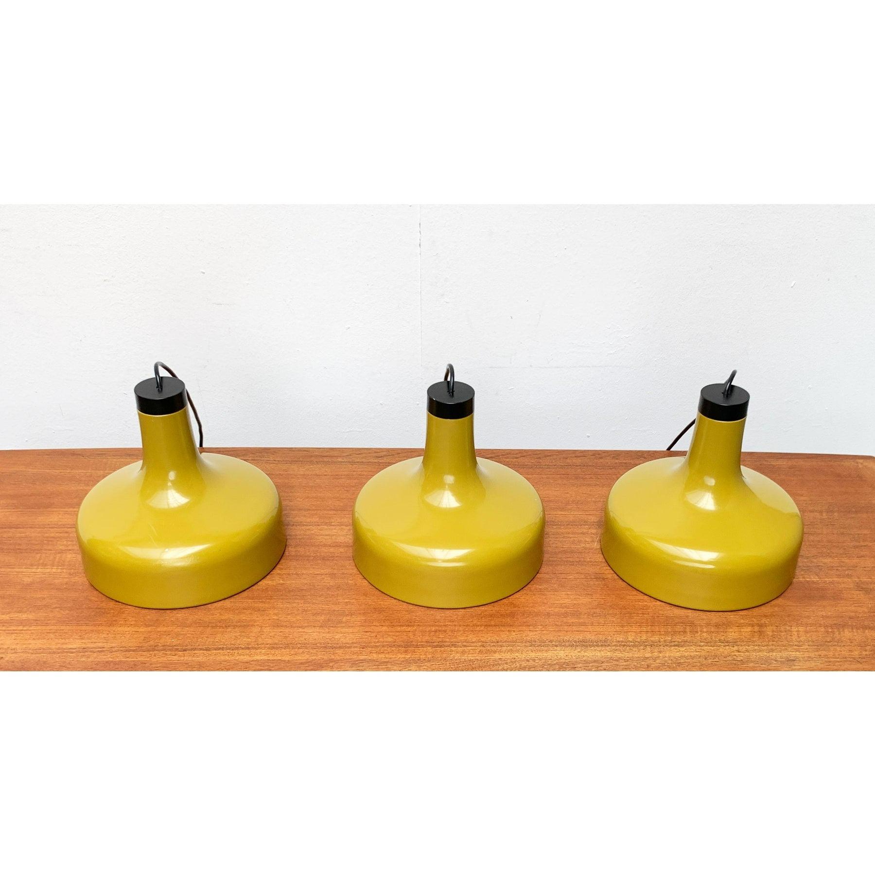 Tre semplici lampade a sospensione del noto produttore Staff in un colore speciale.

La forma dell'ombrello è a tulipano. Nella parte superiore, la lampada è molto sottile e si apre in tutta la sua larghezza. La luce è diretta verso il basso. La