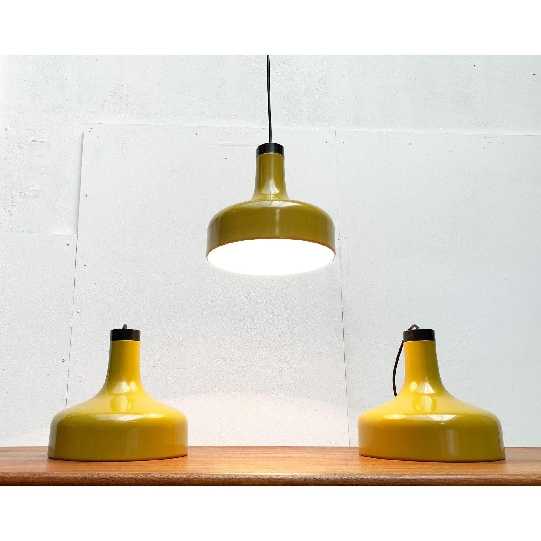 Space Age Set di 3 lampade a sospensione di Staff Leuchten, Germania di metà secolo, 1960 in vendita