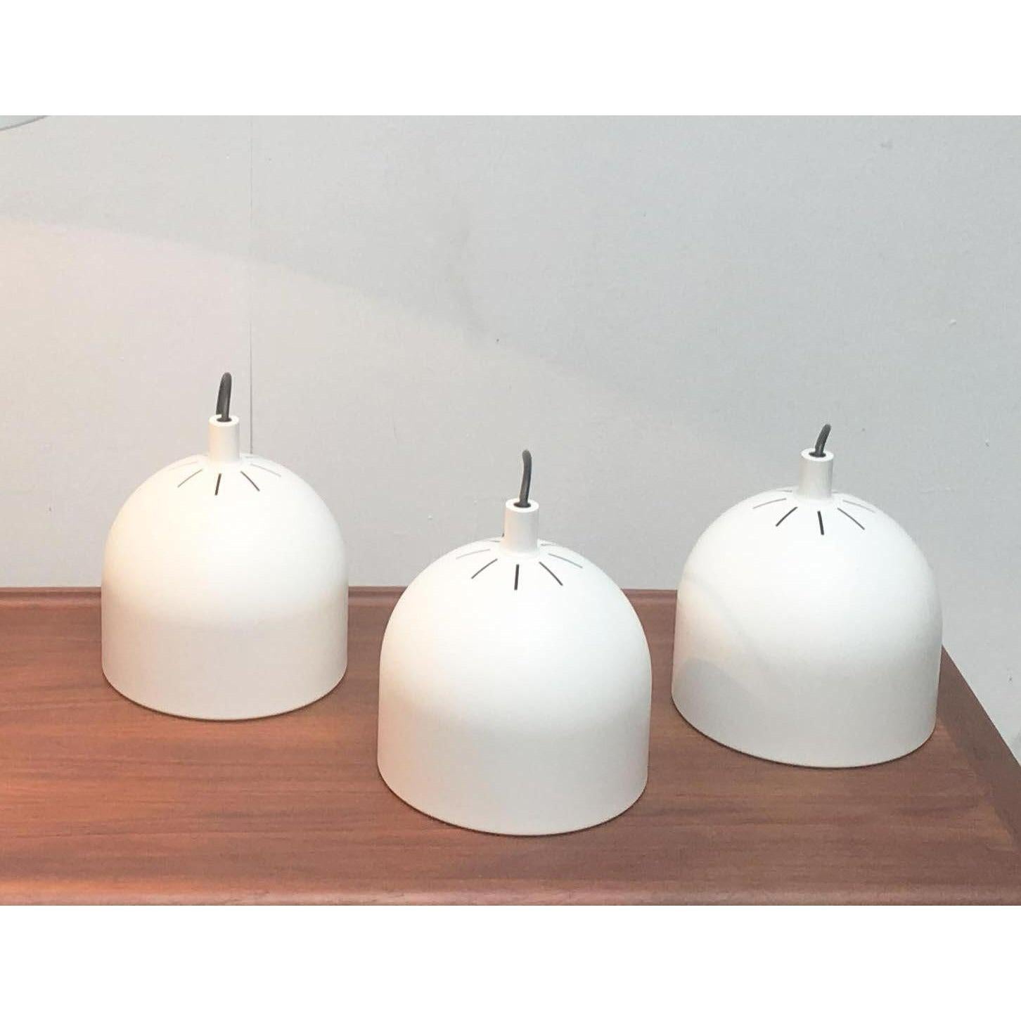 Eleganti lampade a sospensione di Staff.

Il paralume è realizzato in metallo massiccio e dipinto di bianco. All'interno c'è un riflettore. Questo pezzo ha un marchio di attribuzione, è completamente autentico per qualsiasi problema di autenticità