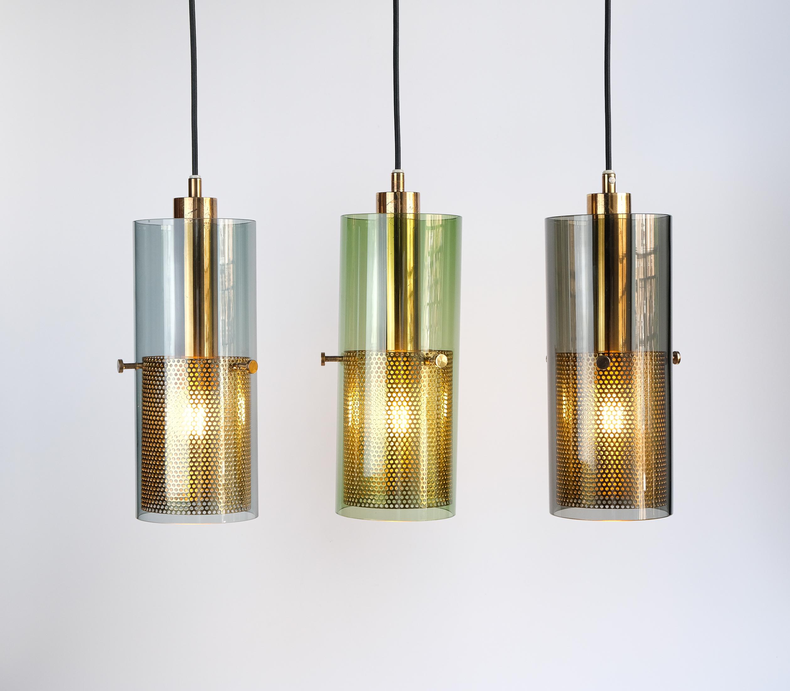 Se vende un impresionante juego de 3 lámparas colgantes de latón y cristal diseñadas por Hans-Agne Jakobsson para AB Markaryd de Suecia, y que datan de la década de 1960.

Raro y excepcionalmente elegante, este conjunto de tres lámparas colgantes