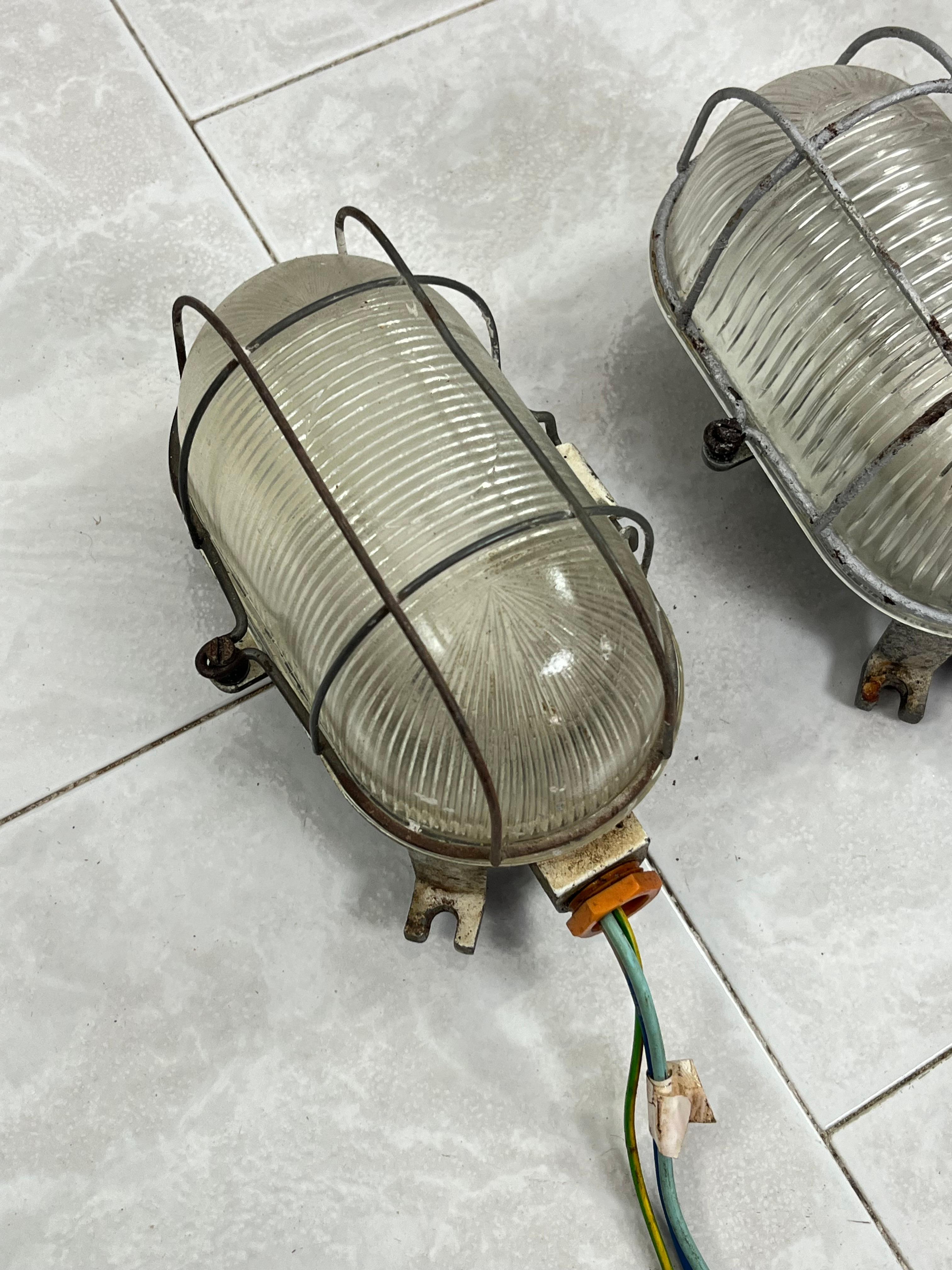Ensemble de 3 appliques industrielles en fonte et verre du milieu du siècle, années 1950 en vente 2