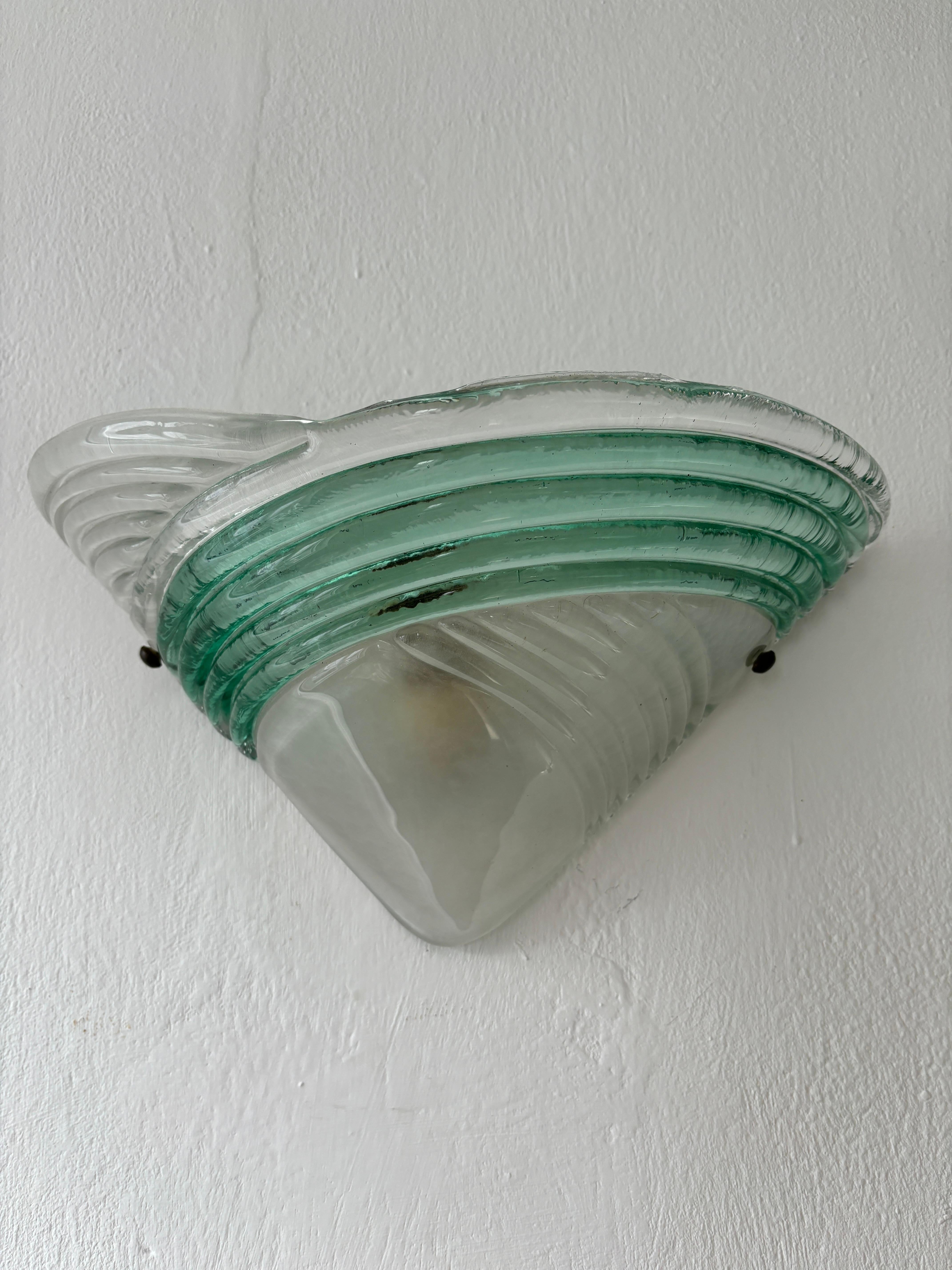 Raro set di 3 esemplari!  Alloggiamento di una luce ciascuno.  Questi saranno ricablati con una presa UL certificata per gli Stati Uniti e con prese appropriate per tutti gli altri paesi.  Vetro di Murano verde e trasparente appannato.  Raro formato