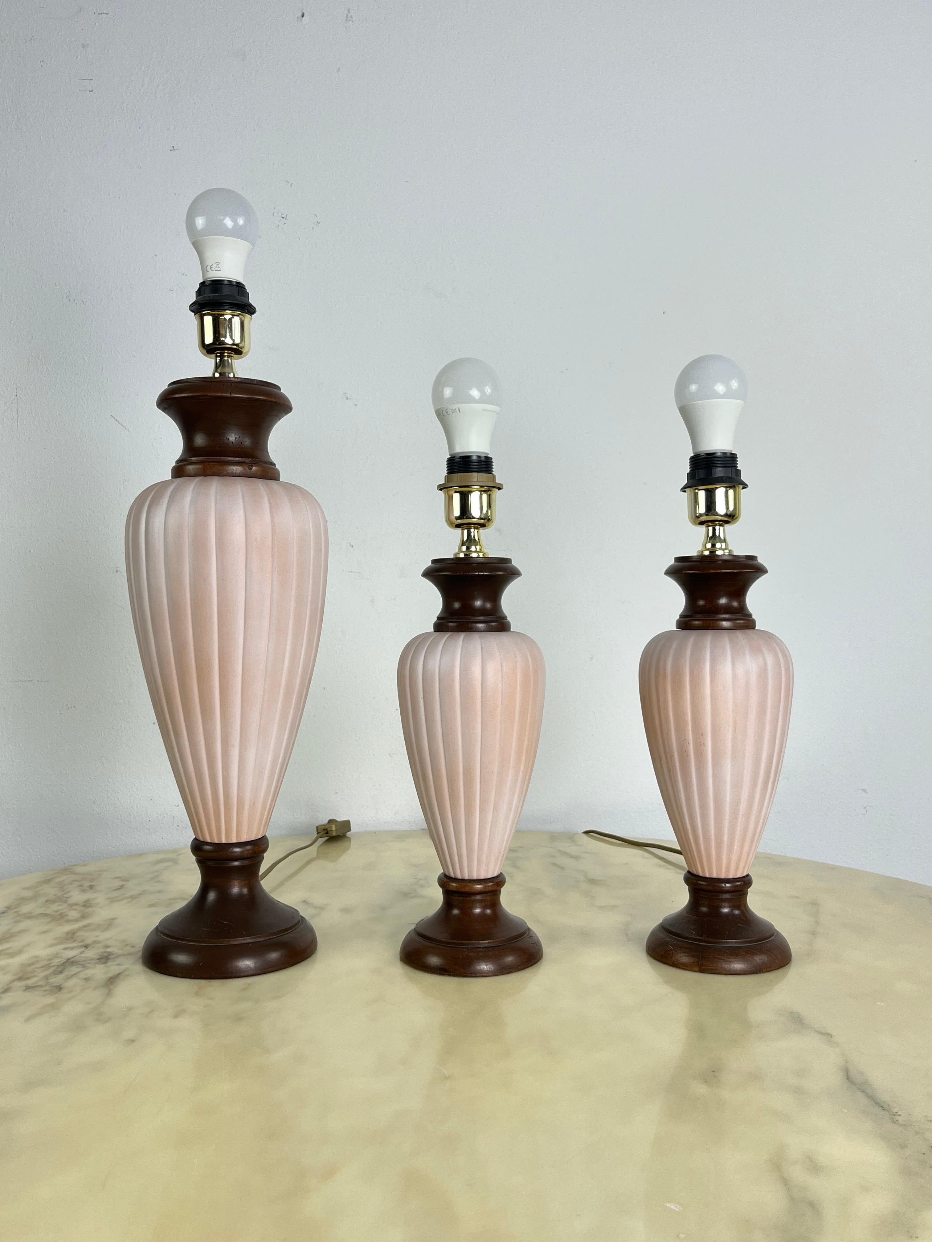 Set of 3 Mid-Century Italian table lamps in wood and ceramic 1960s
Intact and in good condition. The large one is 57 cm high (80 cm with the lampshade), the small ones are 43 cm high (63 cm with the lampshade). E27 lamps.