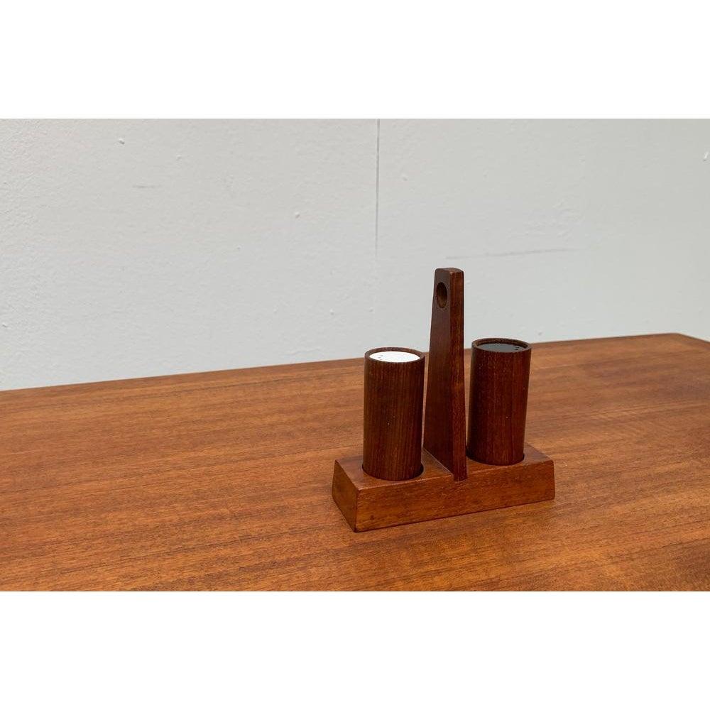 Pimentero y Salero de Teca Italiano de Mediados de Siglo de Anri Form, Italia, Juego de 3, en Muy Buen estado. Diseñado de 1960 a 1969 Esta pieza tiene una marca de atribución.

Más información:
Materiales: Plástico, Madera
Color: Negro
Estilos: