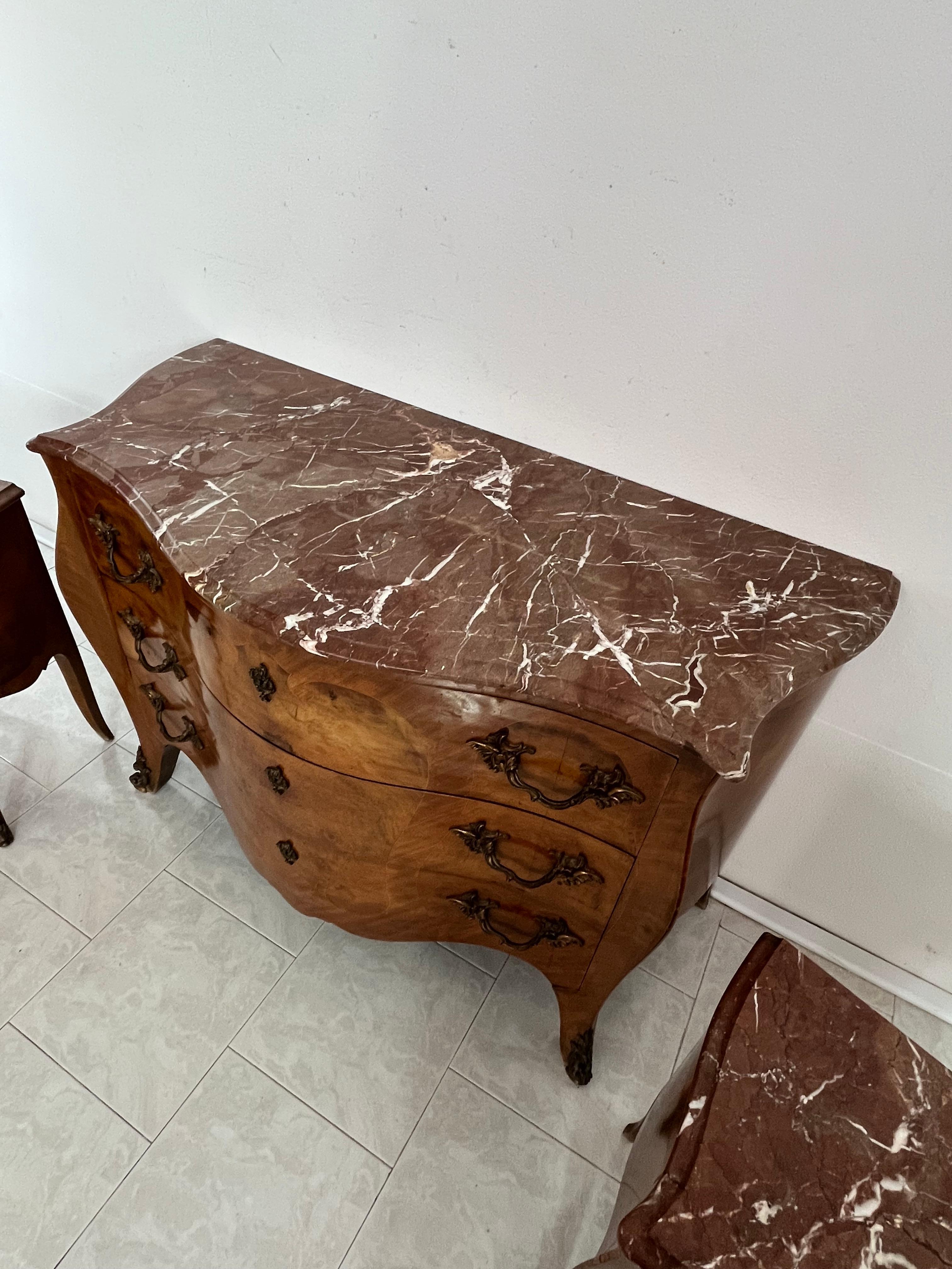 Ensemble de 3 commodes et tables de nuit de style Louis XV du milieu du siècle, années 1950 en vente 4