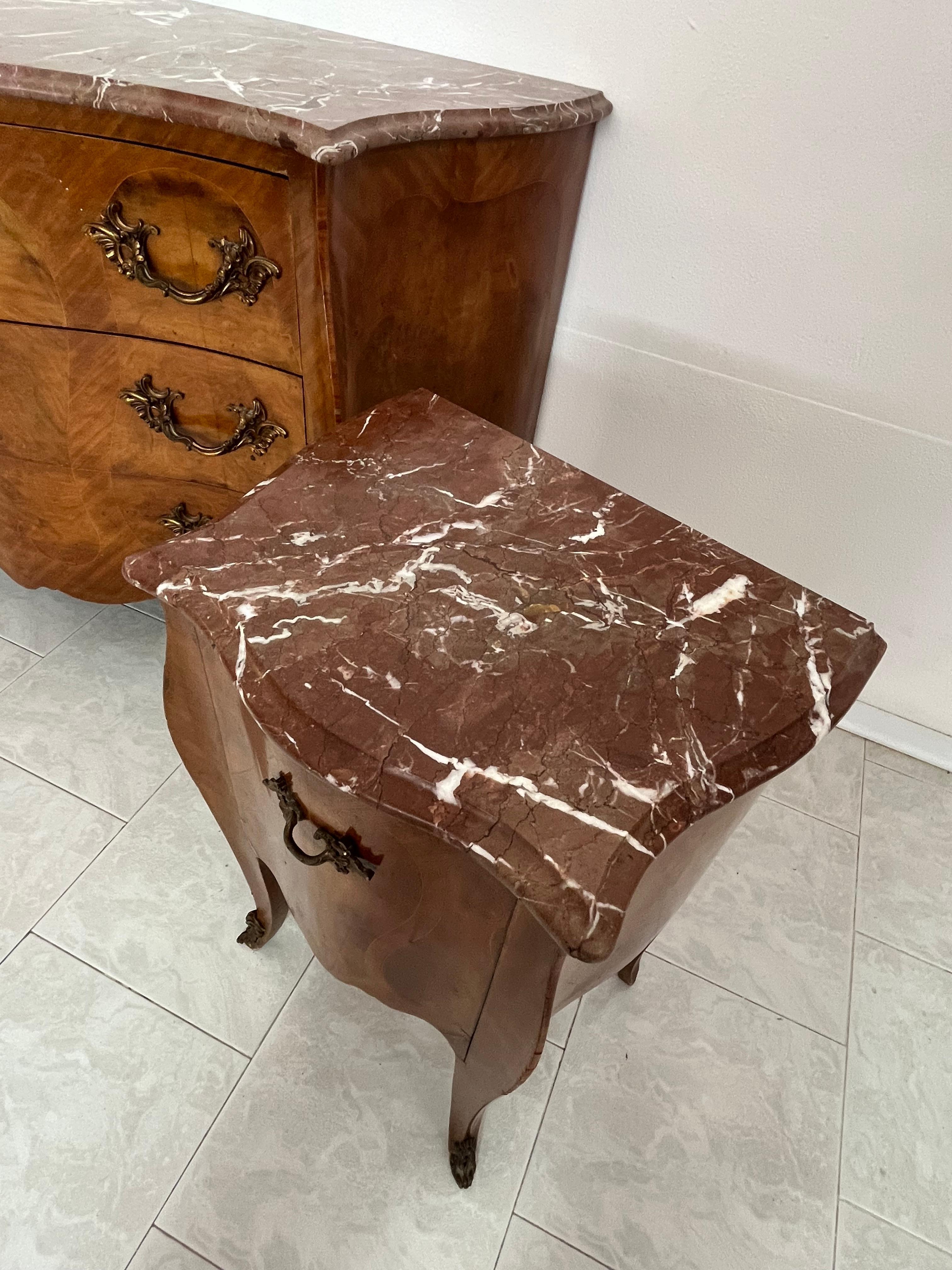 Ensemble de 3 commodes et tables de nuit de style Louis XV du milieu du siècle, années 1950 en vente 5