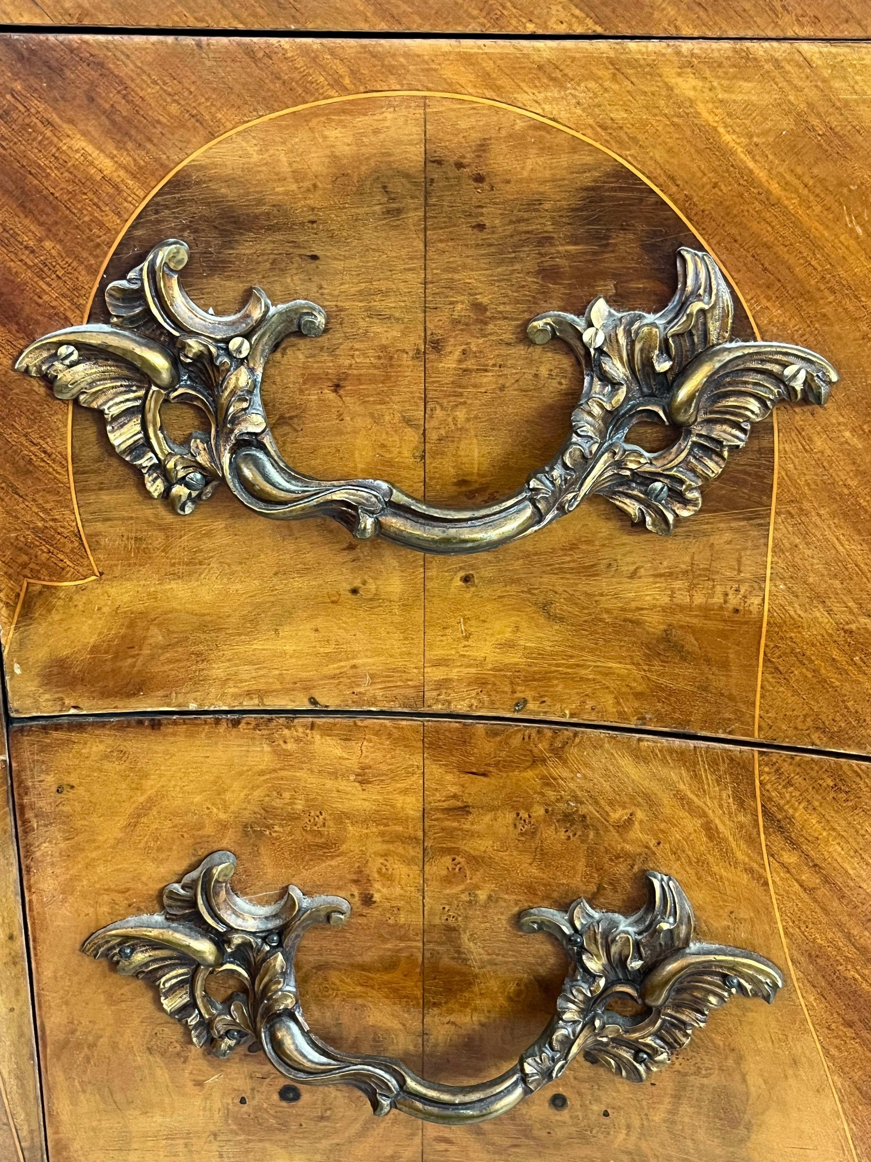 Ensemble de 3 commodes et tables de nuit de style Louis XV du milieu du siècle, années 1950 en vente 8