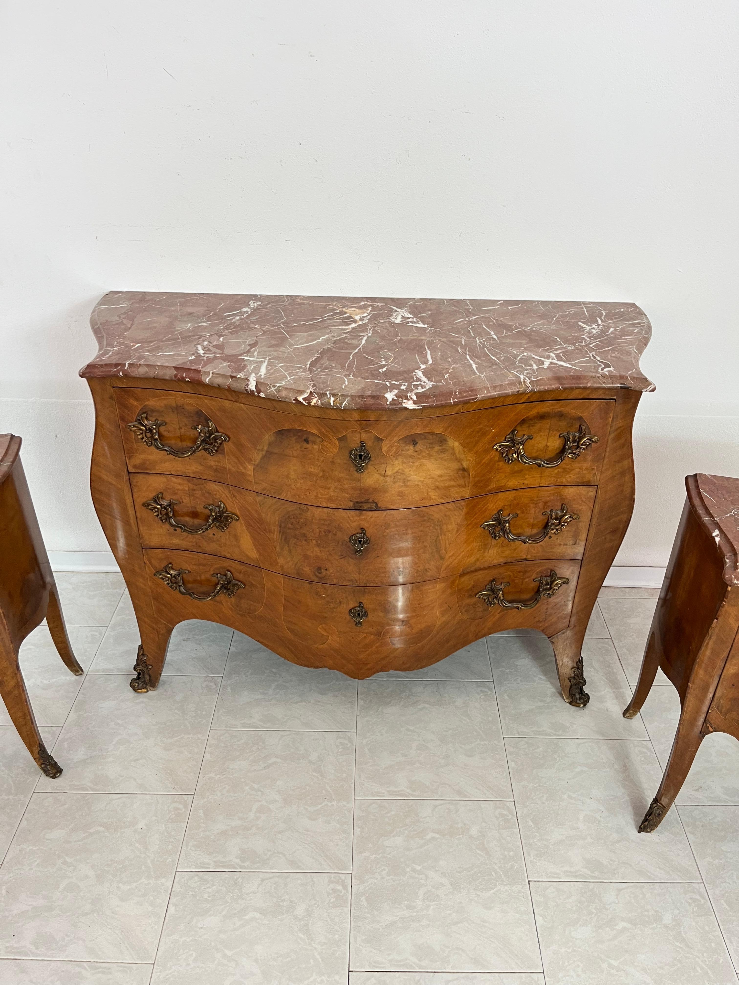 Ensemble de 3 commodes et tables de nuit de style Louis XV du milieu du siècle, années 1950
Placage de noyer, plateau en marbre rouge.
Fait en Italie.
Raccords en bronze.
Bon état, signes mineurs d'usure.
La commode mesure 128 x 57 cm, hauteur 86