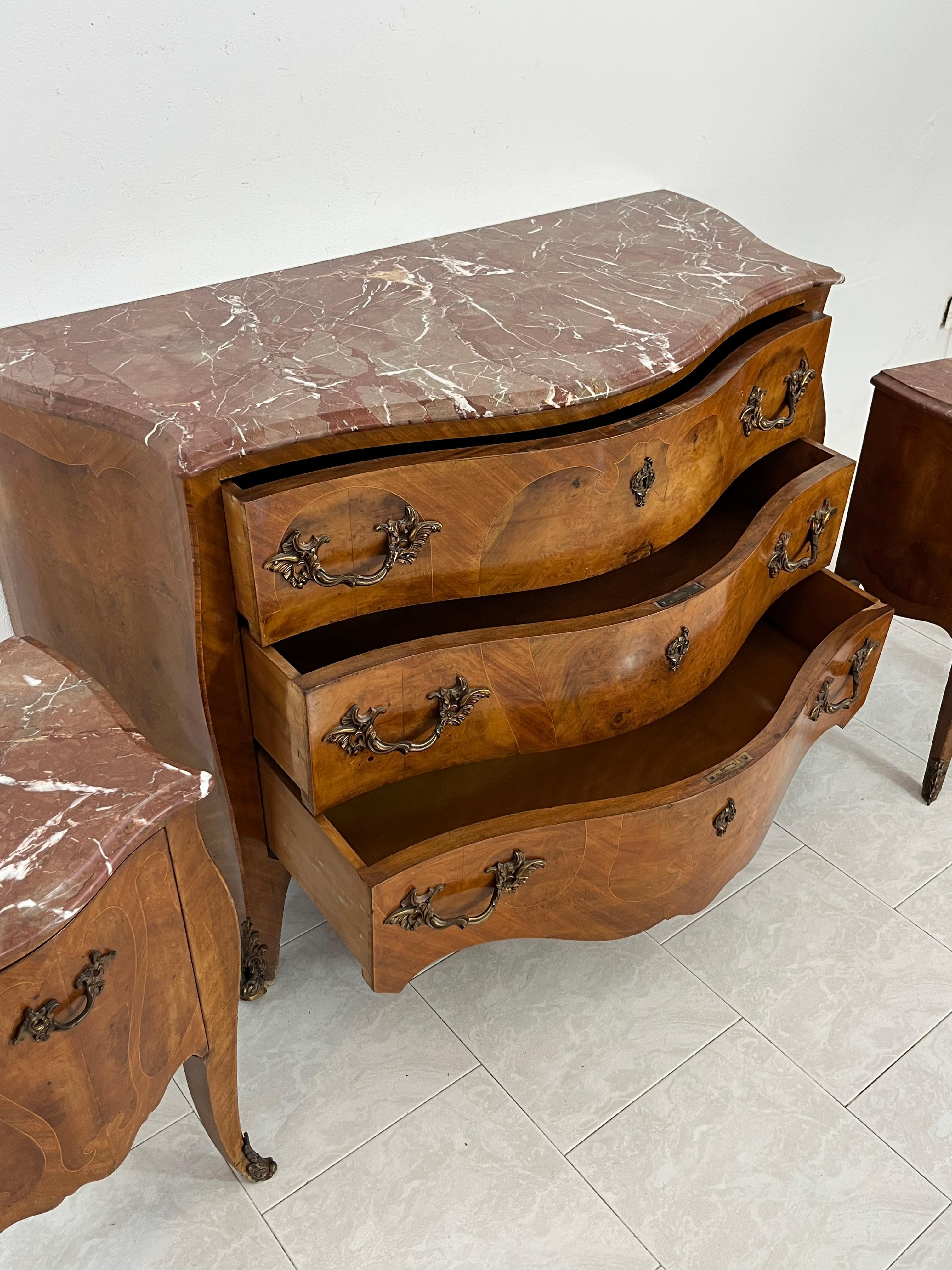 Milieu du XXe siècle Ensemble de 3 commodes et tables de nuit de style Louis XV du milieu du siècle, années 1950 en vente