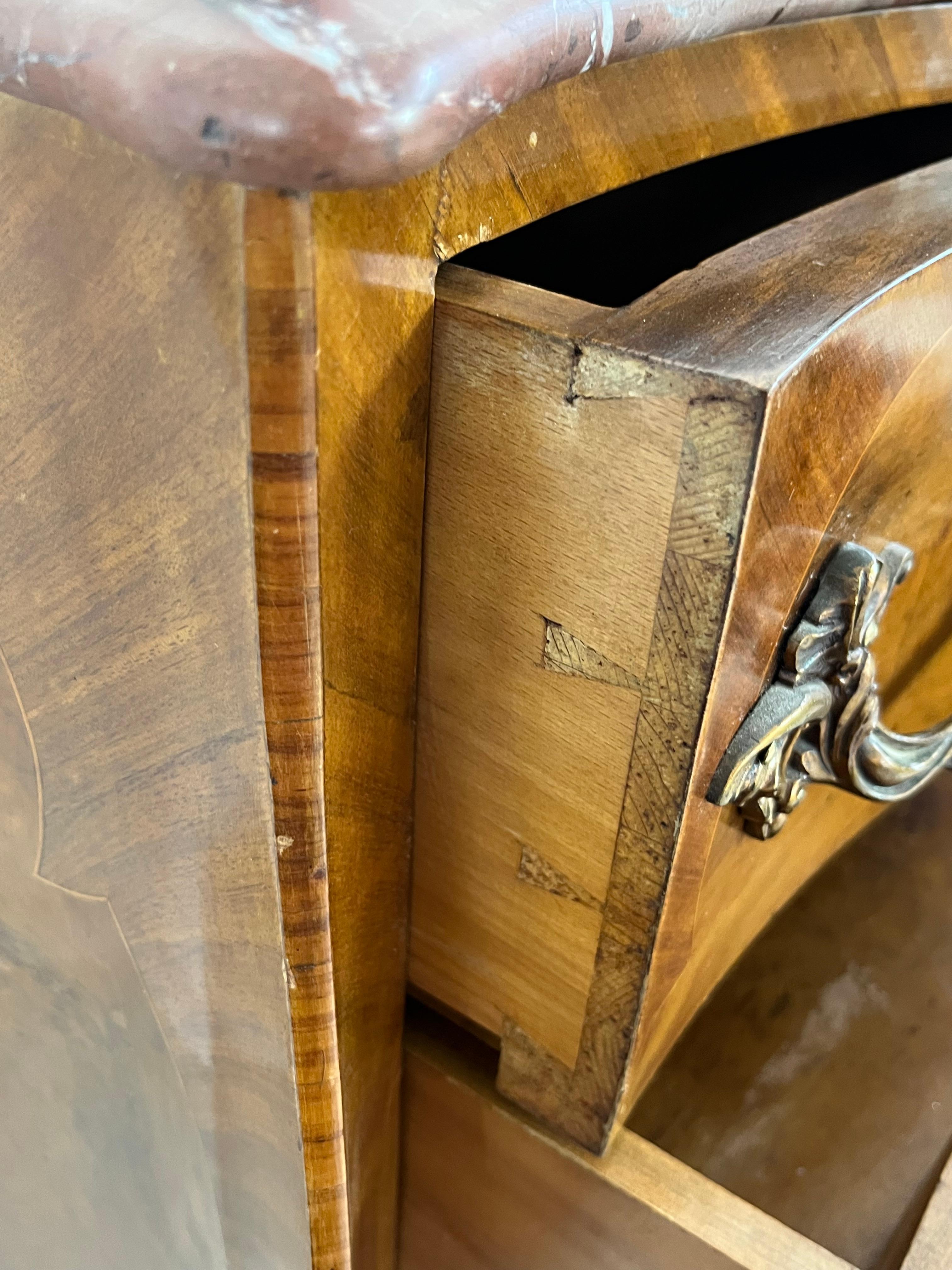 Bois Ensemble de 3 commodes et tables de nuit de style Louis XV du milieu du siècle, années 1950 en vente