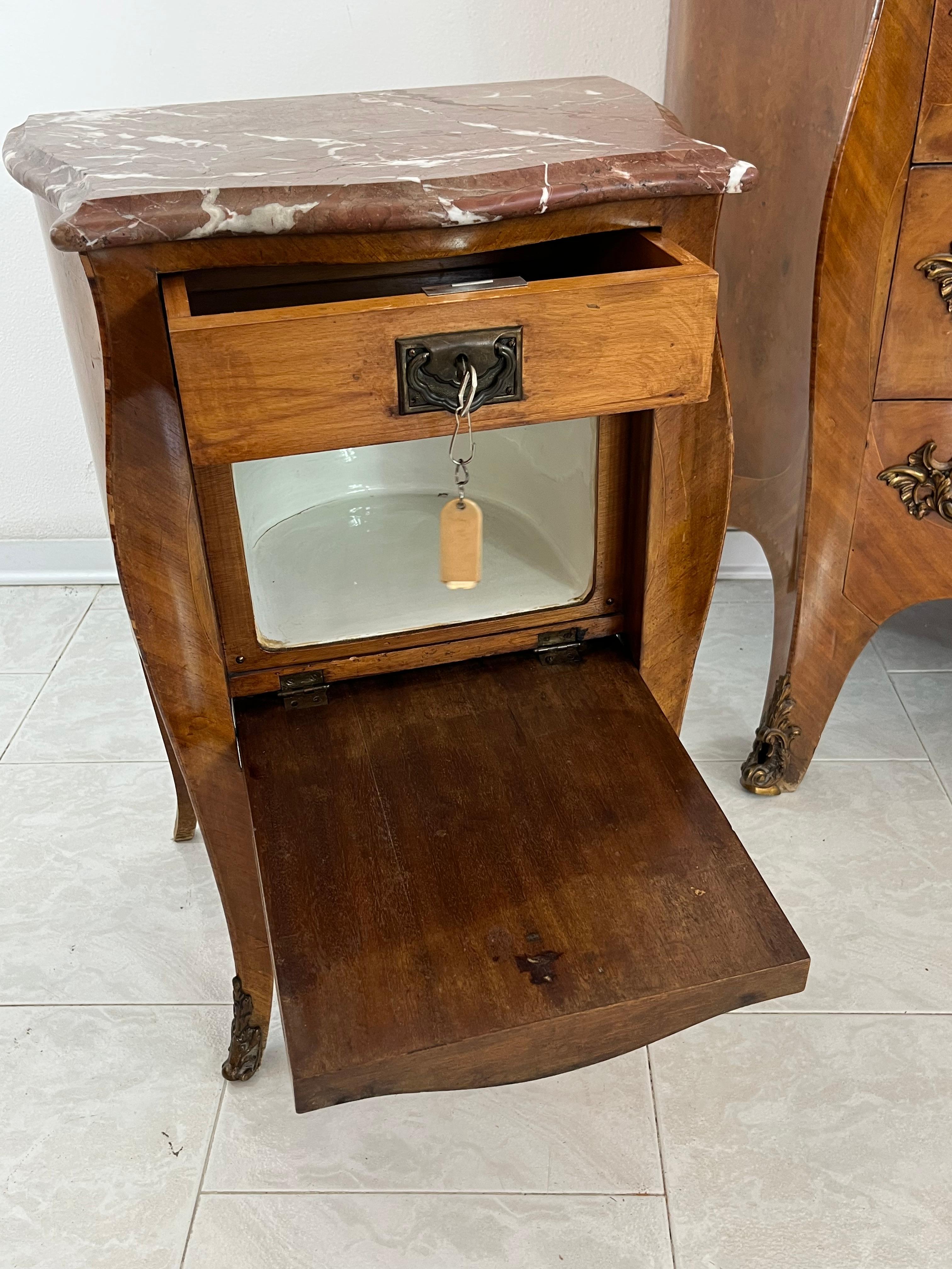 Ensemble de 3 commodes et tables de nuit de style Louis XV du milieu du siècle, années 1950 en vente 1