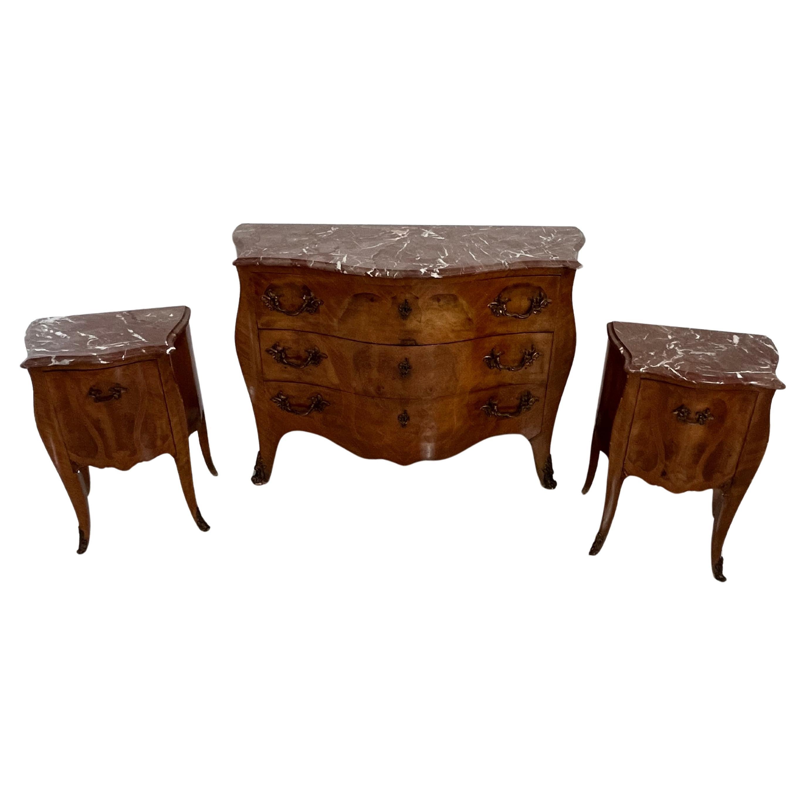 Ensemble de 3 commodes et tables de nuit de style Louis XV du milieu du siècle, années 1950 en vente