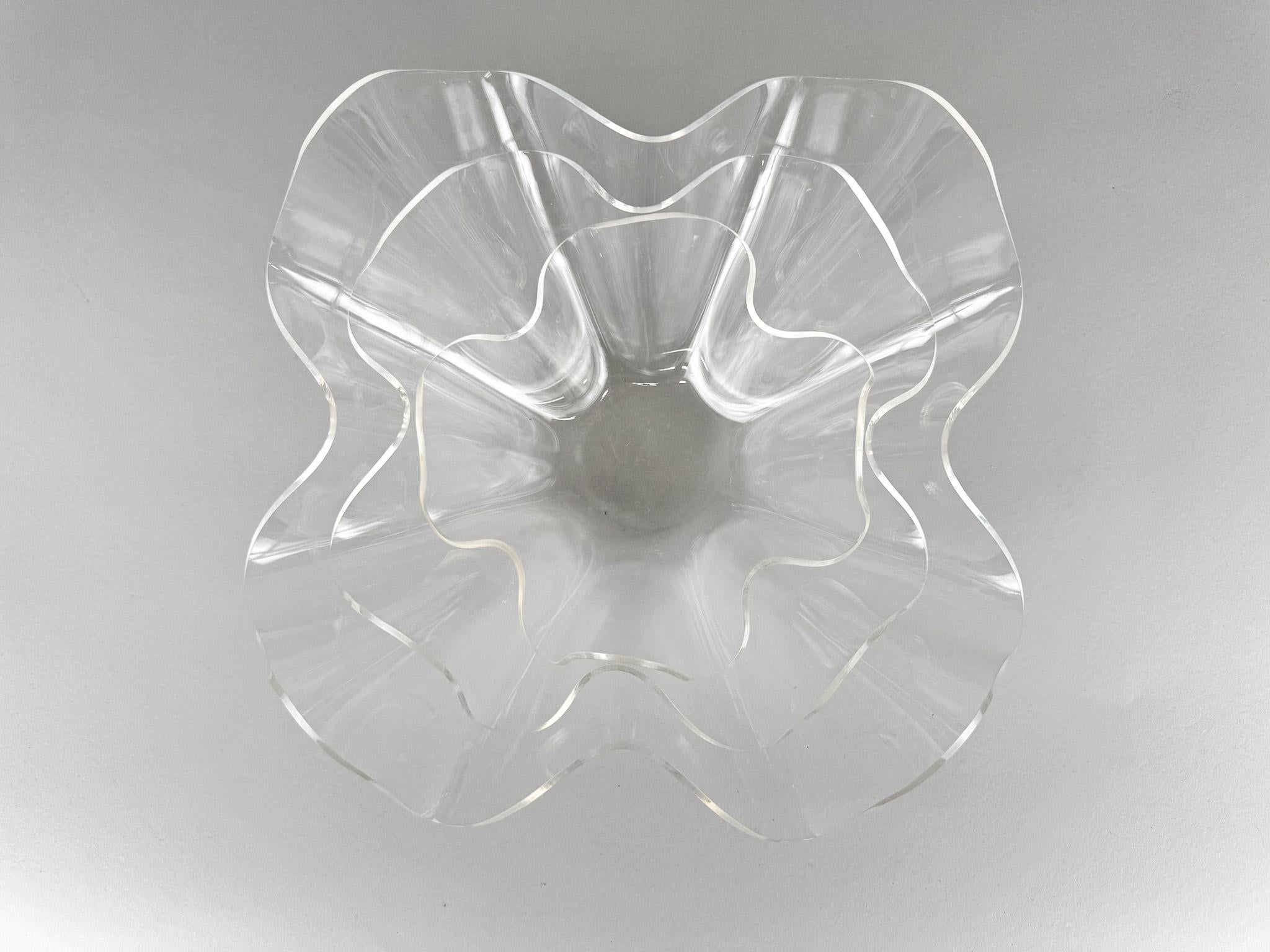 Set of 3 Mid-Century Lucite Handkerchief Bowls In Good Condition For Sale In Praha, CZ