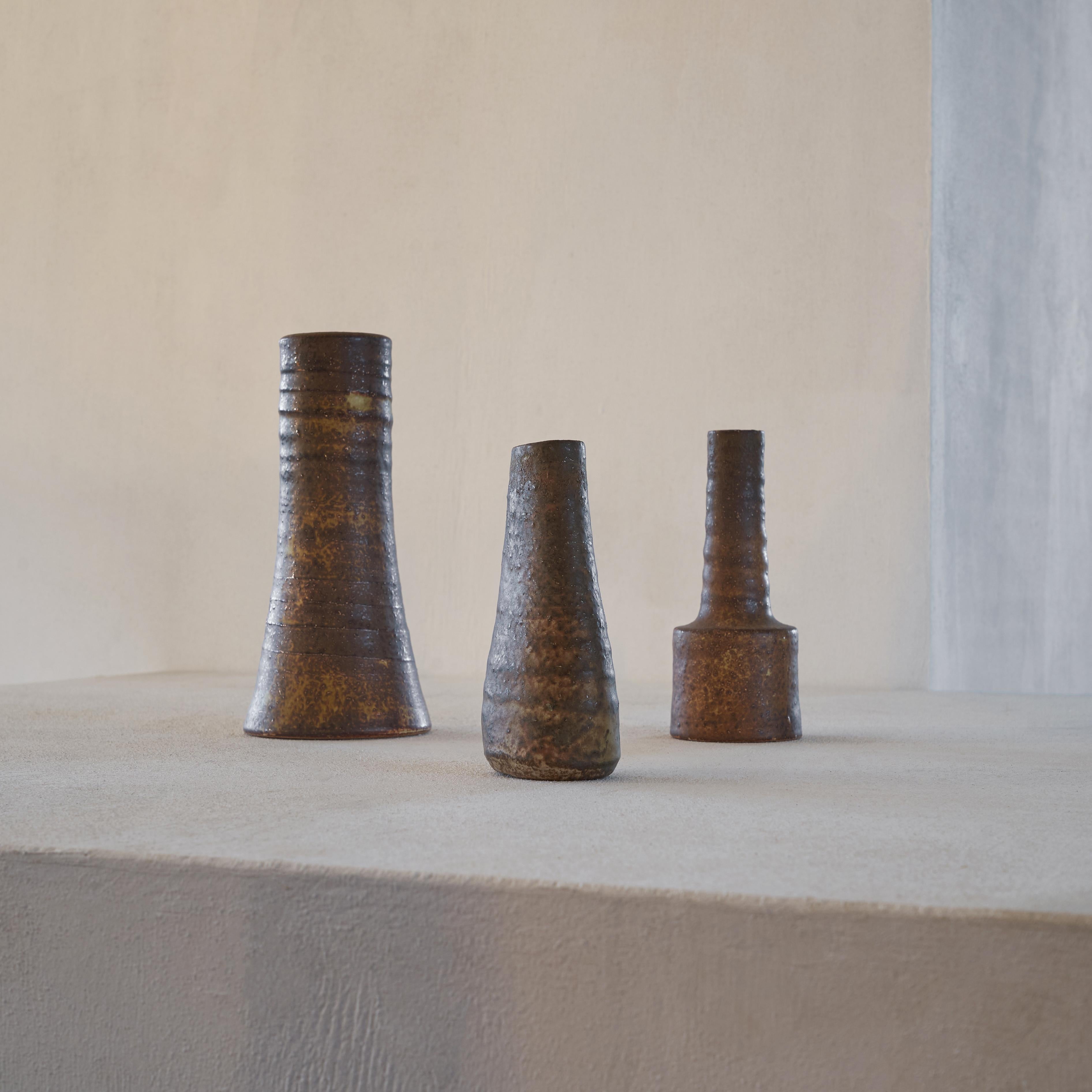 Magnifique ensemble de 3 vases en poterie hollandaise de style moderne du milieu du siècle par la célèbre famille Mobach. 

Ensemble de vases très décoratifs. Ensemble, ils forment un trio magnifique et atmosphérique, comme une scène d'un tableau