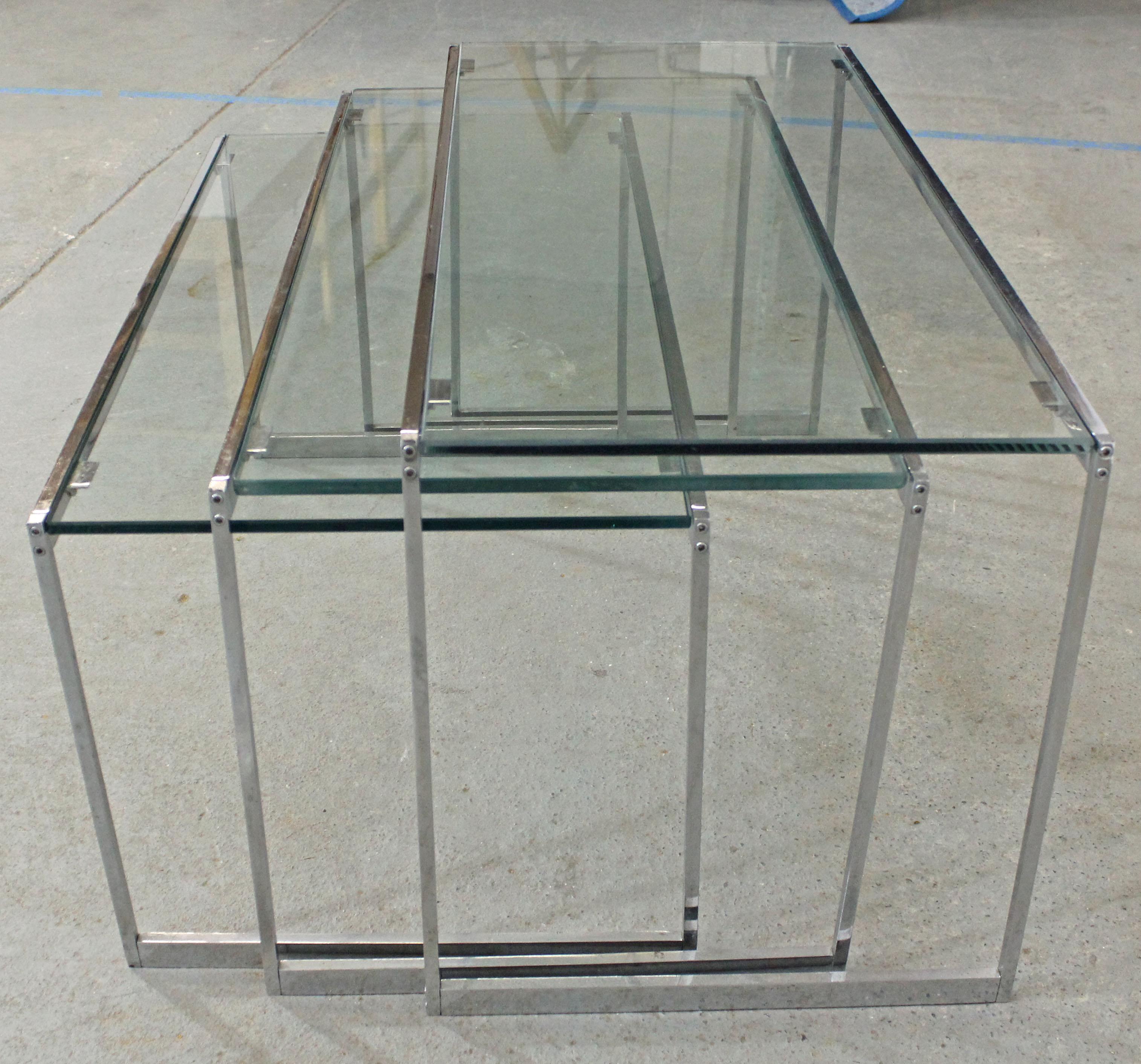 Mid-Century Modern Ensemble de 3 tables d'extrémité gigognes modernes du milieu du siècle dernier en chrome et verre en vente
