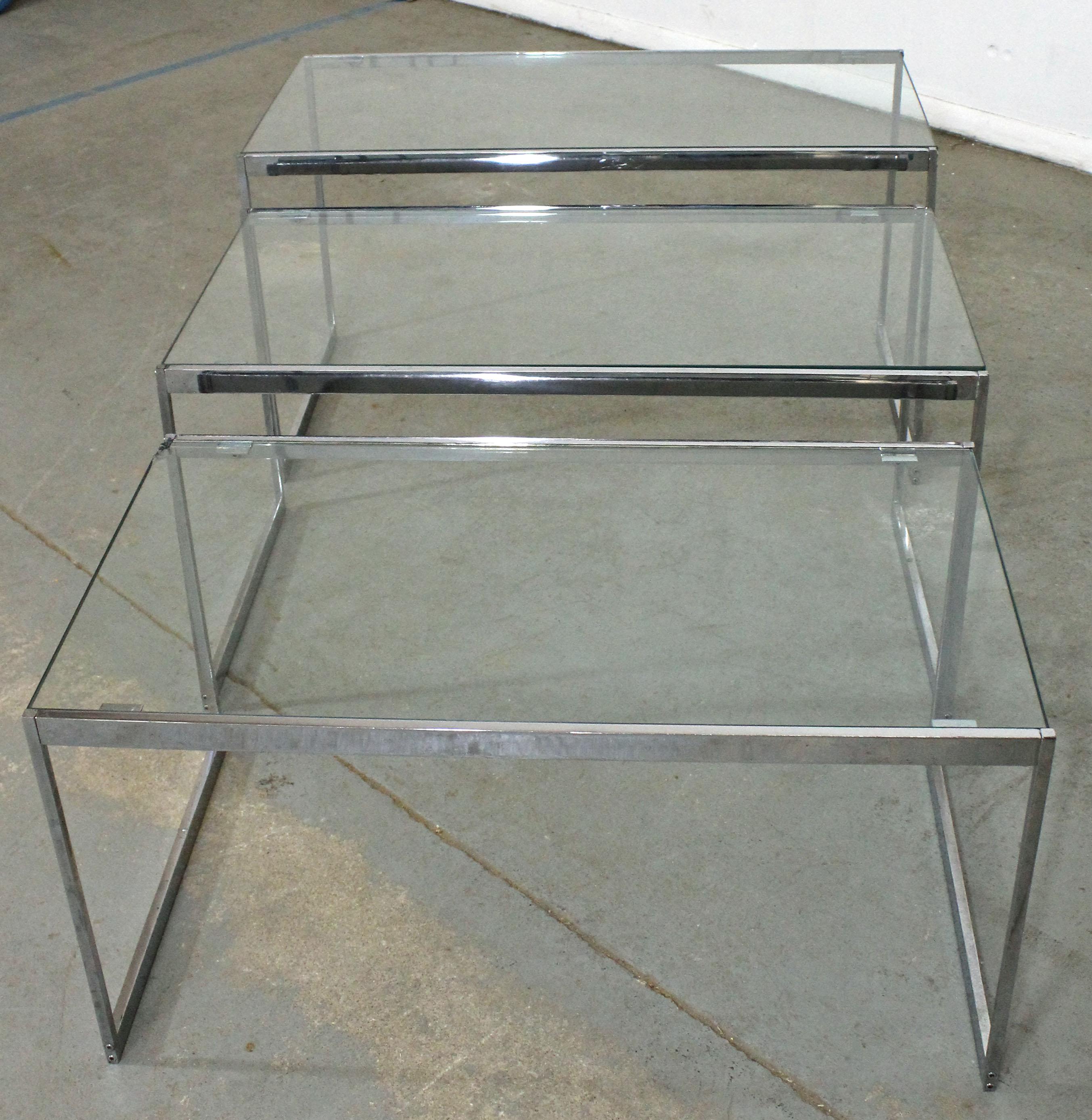 Inconnu Ensemble de 3 tables d'extrémité gigognes modernes du milieu du siècle dernier en chrome et verre en vente