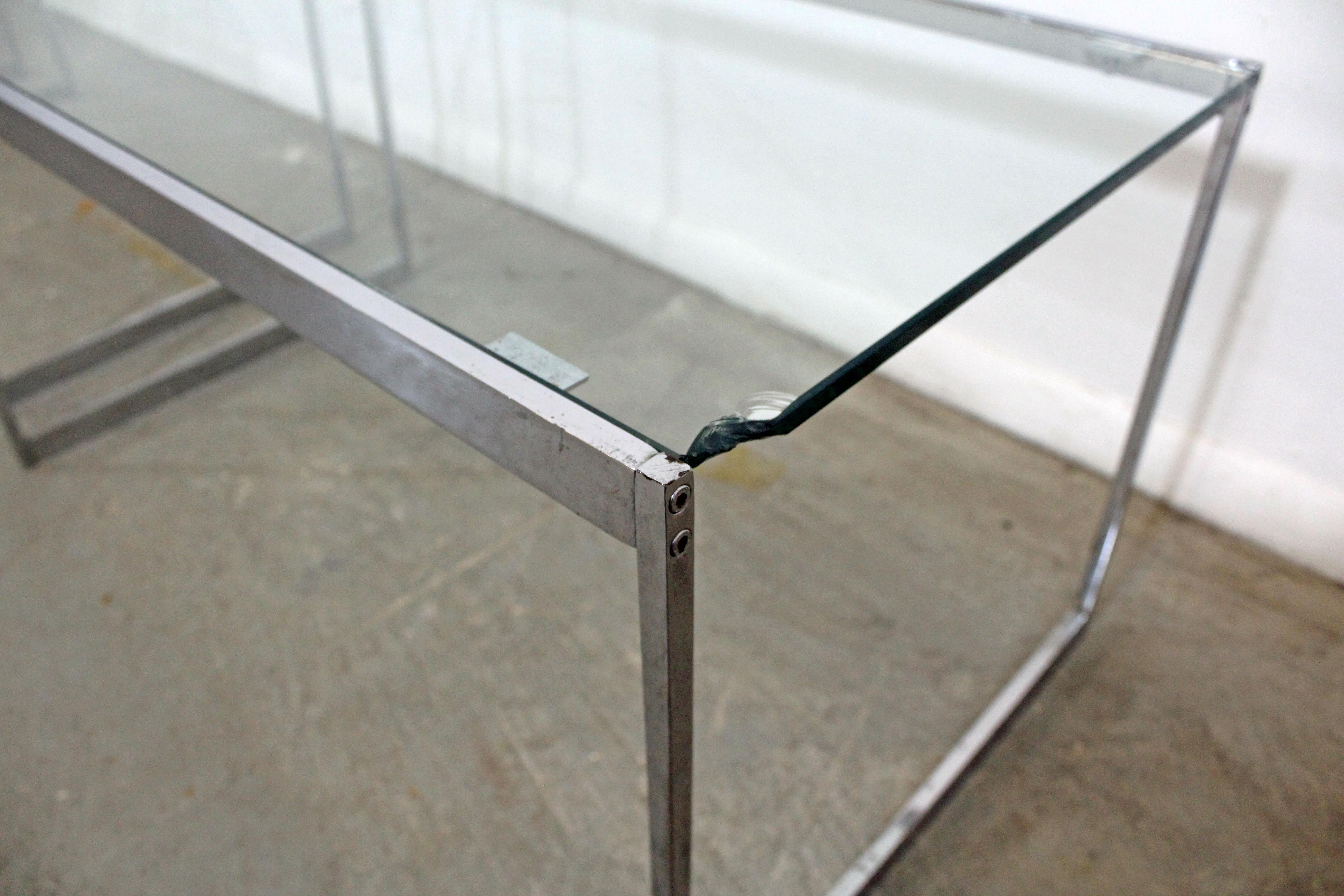Verre Ensemble de 3 tables d'extrémité gigognes modernes du milieu du siècle dernier en chrome et verre en vente