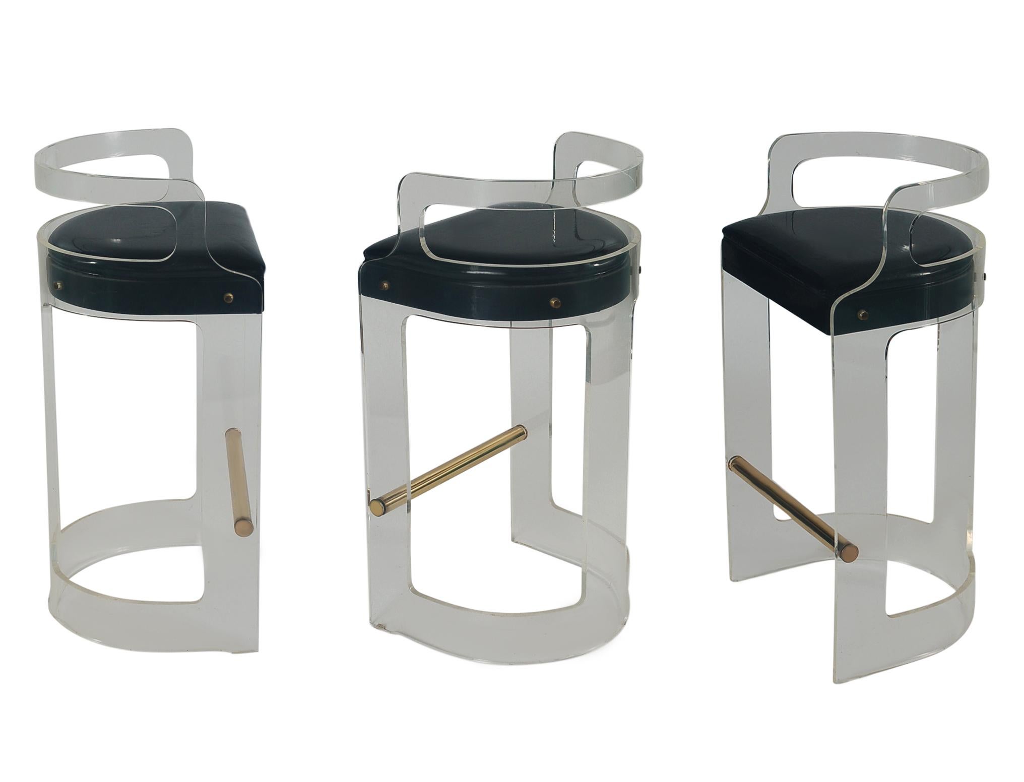 Set of 3 Mid-Century Modern Counter Stools or Bar Stools in Lucite & Brass In Good Condition In Philadelphia, PA