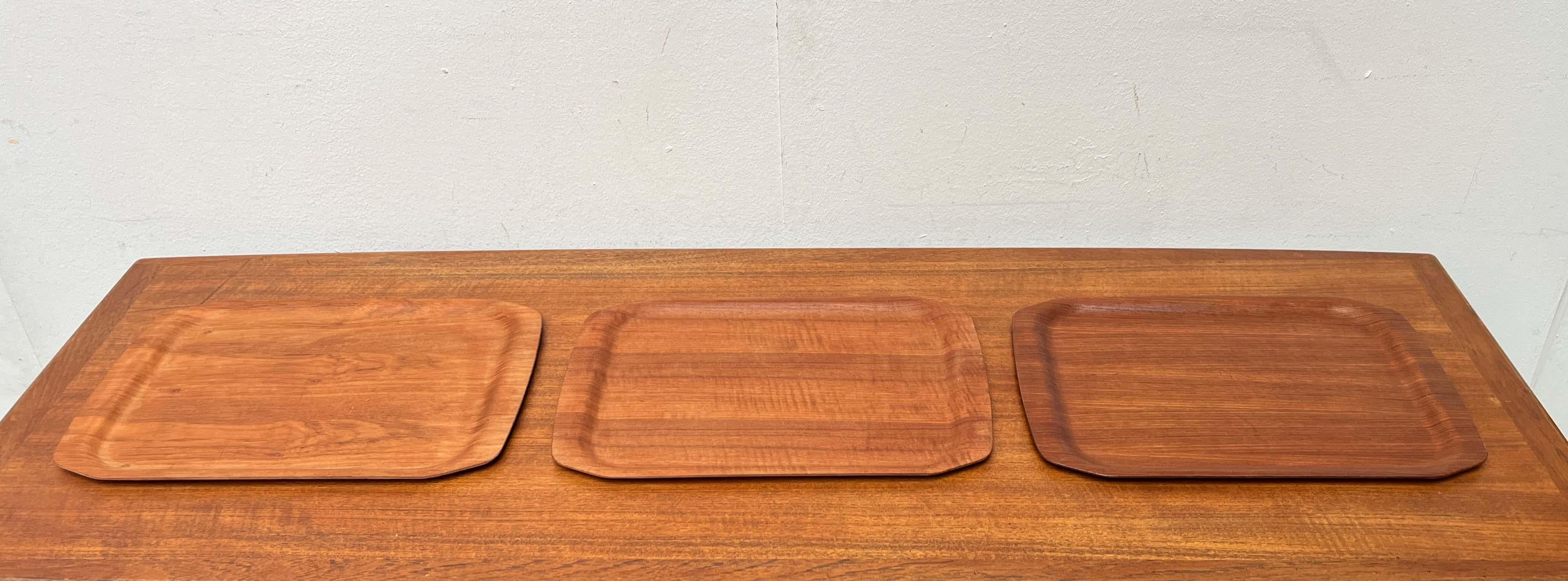 Satz von 3 Tabletts aus Teakholz in der modernen Form Stabil aus Langva, Dänemark, 1960er Jahre (Dänisch) im Angebot