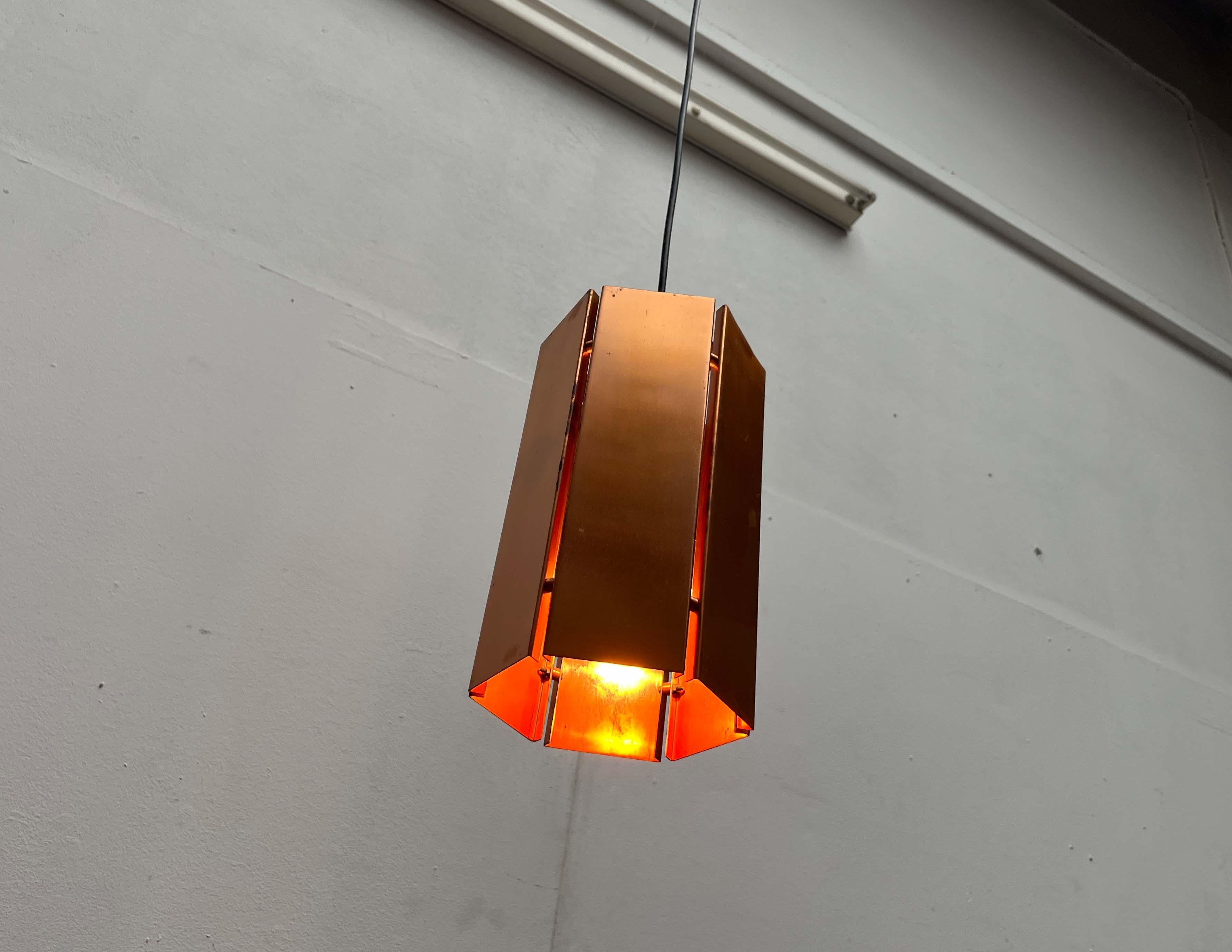 Drei Kupfer-Hängeleuchten aus der Mitte des Jahrhunderts.

Die schlichten Pendelleuchten haben die Grundform eines Sechsecks. Besonders auffällig ist das MATERIAL Kupfer. Die einzelnen Seiten der Leuchte sind in einem Abstand zueinander montiert, so