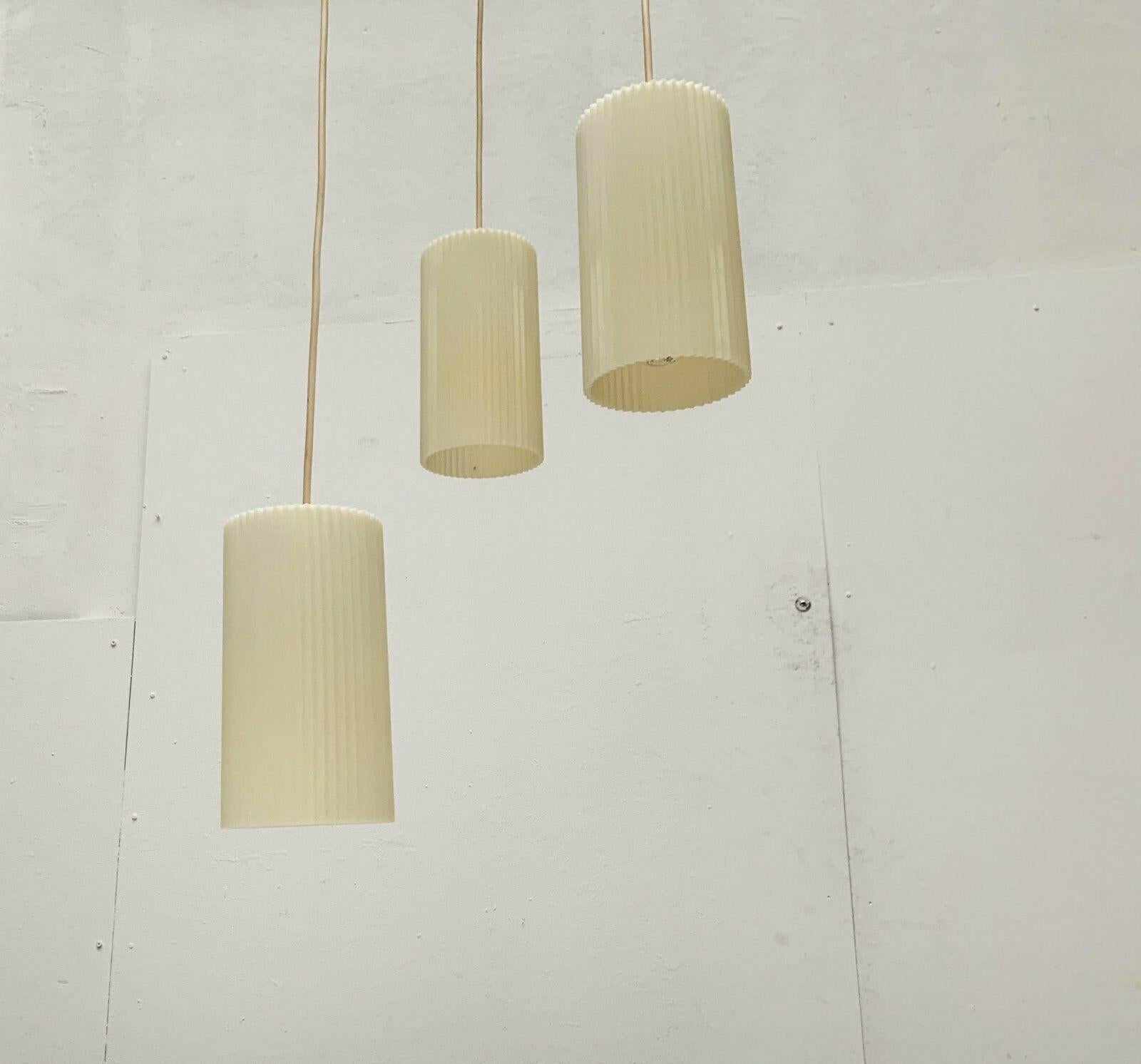 Juego de 3 lámparas colgantes alemanas minimalistas de plástico, modernas de mediados de siglo, de Erco en venta 6