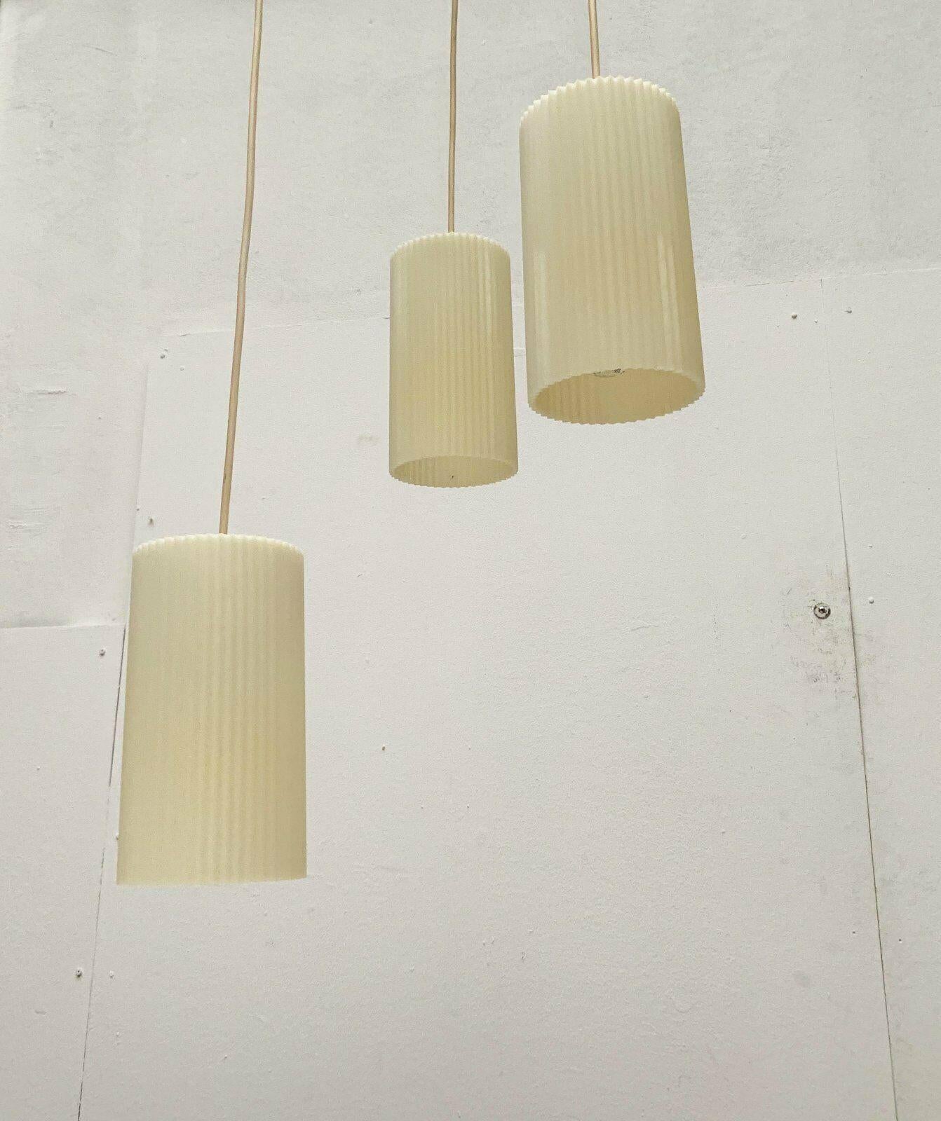 Juego de 3 lámparas colgantes alemanas minimalistas de plástico, modernas de mediados de siglo, de Erco en venta 8