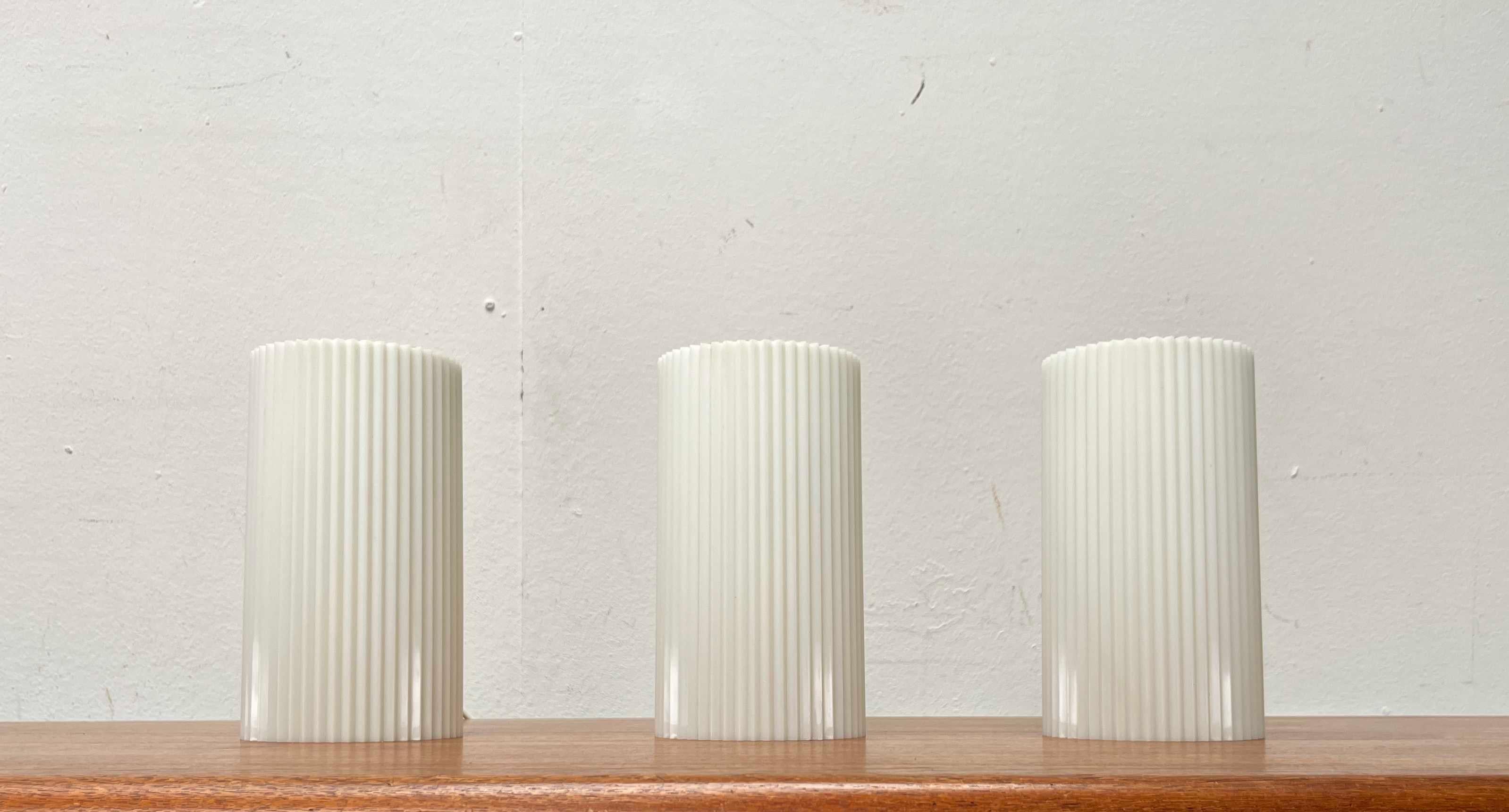 Juego de 3 lámparas colgantes alemanas minimalistas de plástico, modernas de mediados de siglo, de Erco Alemán en venta