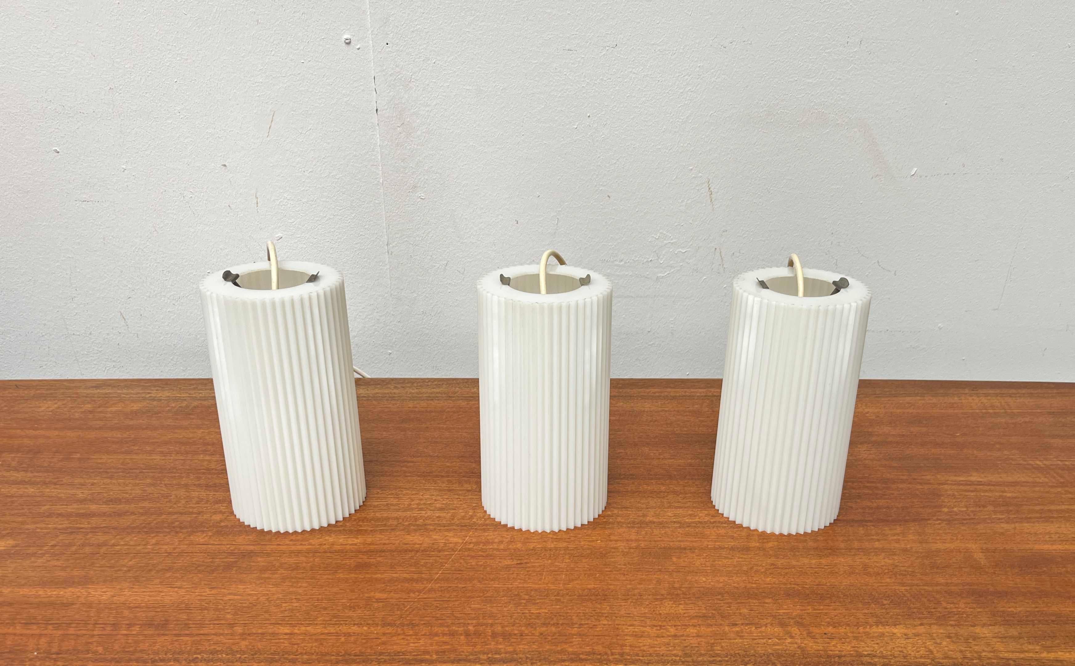 Juego de 3 lámparas colgantes alemanas minimalistas de plástico, modernas de mediados de siglo, de Erco en Bueno estado para la venta en Hamburg, DE