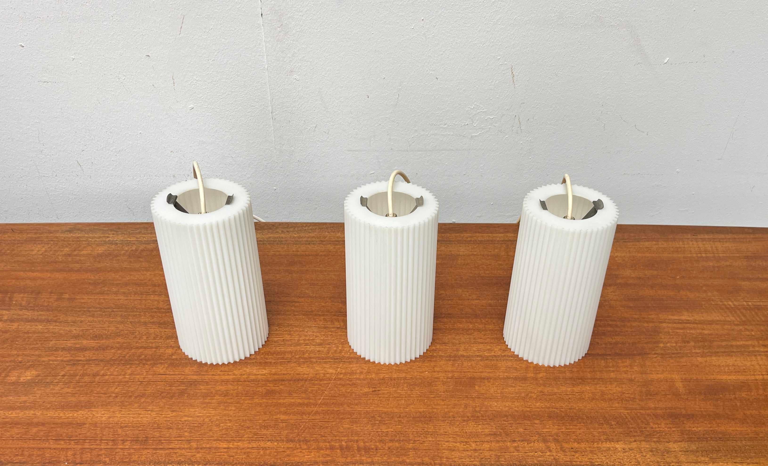 Juego de 3 lámparas colgantes alemanas minimalistas de plástico, modernas de mediados de siglo, de Erco siglo XX en venta