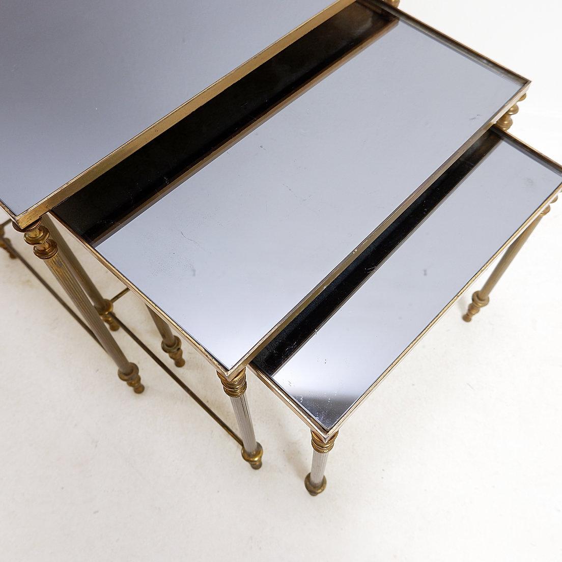Die verspiegelte Glastischplatte ist durch den Verschleiß der Zeit zerkratzt. 
Hollywood Regency - Vintage - Maison Jansen
Dieses Stück wird dem oben genannten Designer/Macher zugeschrieben. Es hat kein Zuordnungszeichen
Die verspiegelte
