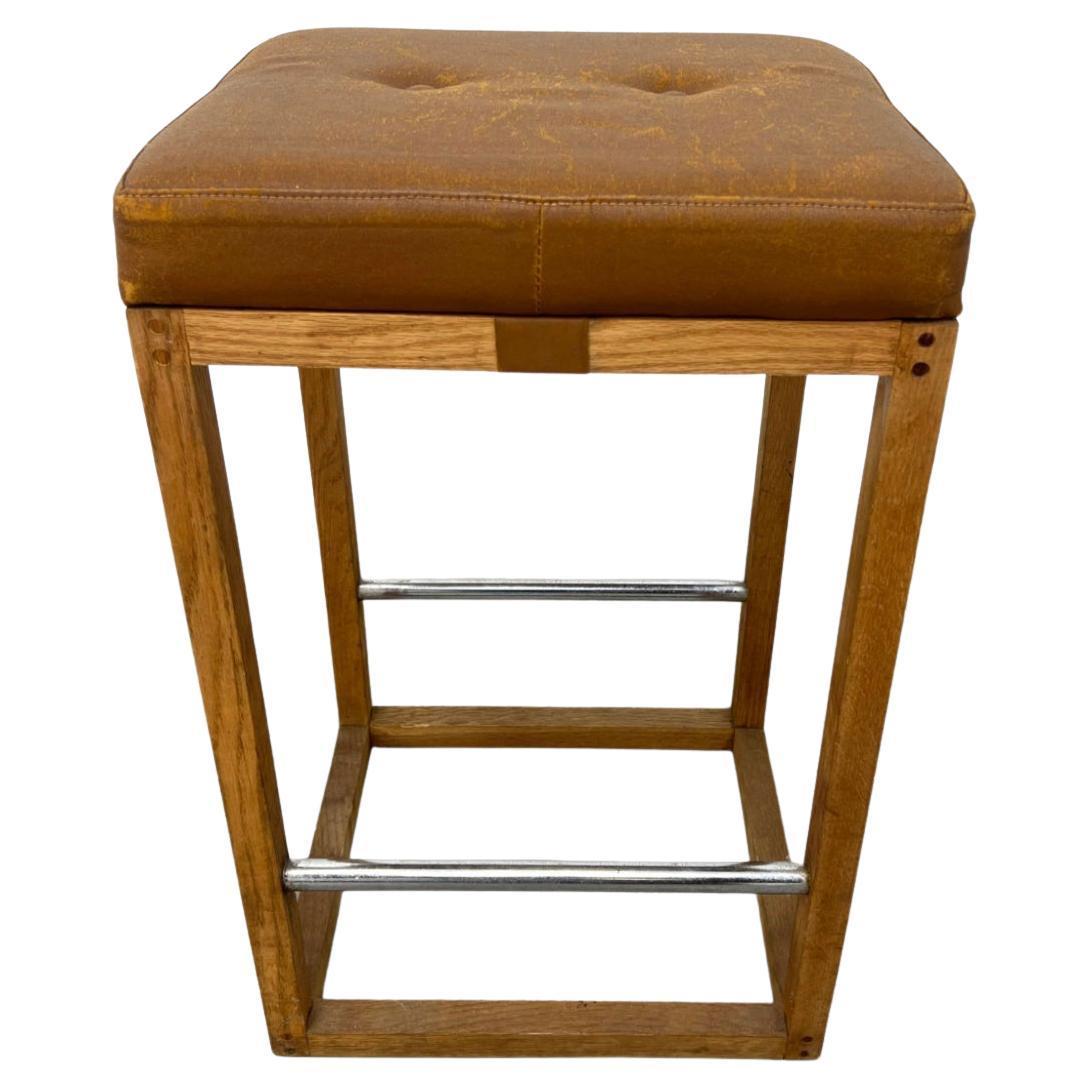 Set 3 oak leather and chrome Bar or counter height Stools. Square oak Frames with chrome bar footrest. Good vintage condition. Made in USA circa 1970. Located in Brooklyn nyc.

Sold as a set of (3) stools 

Dimensions: 17” x 17” x 28” high 