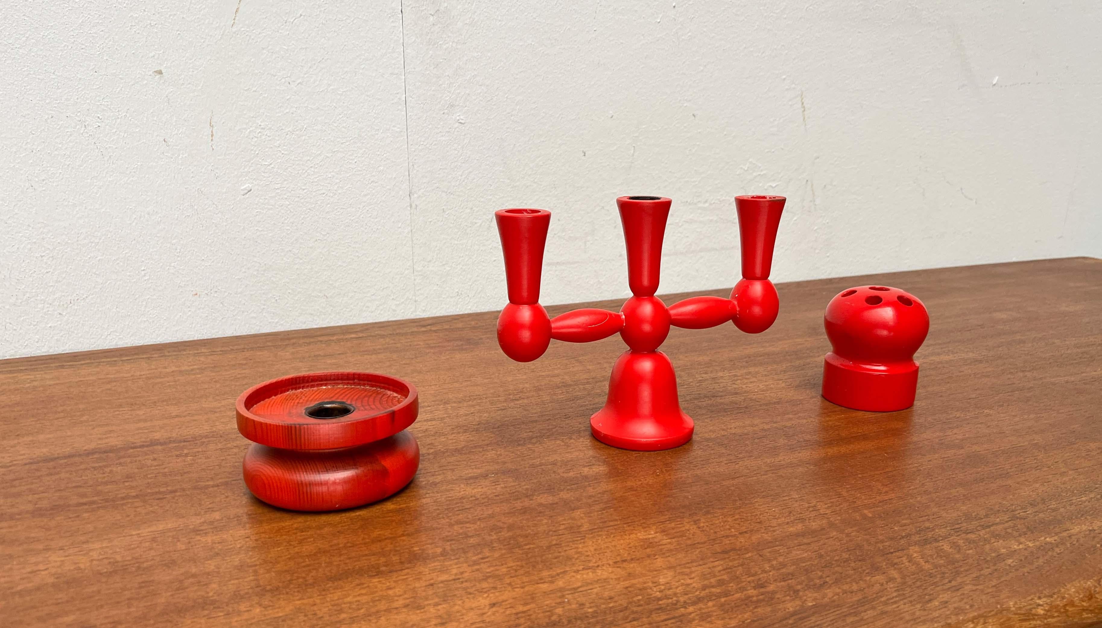 Mid-Century moderno Set di 3 portacandele in legno rosso di Aarikka, Finlandia, 1960 in vendita