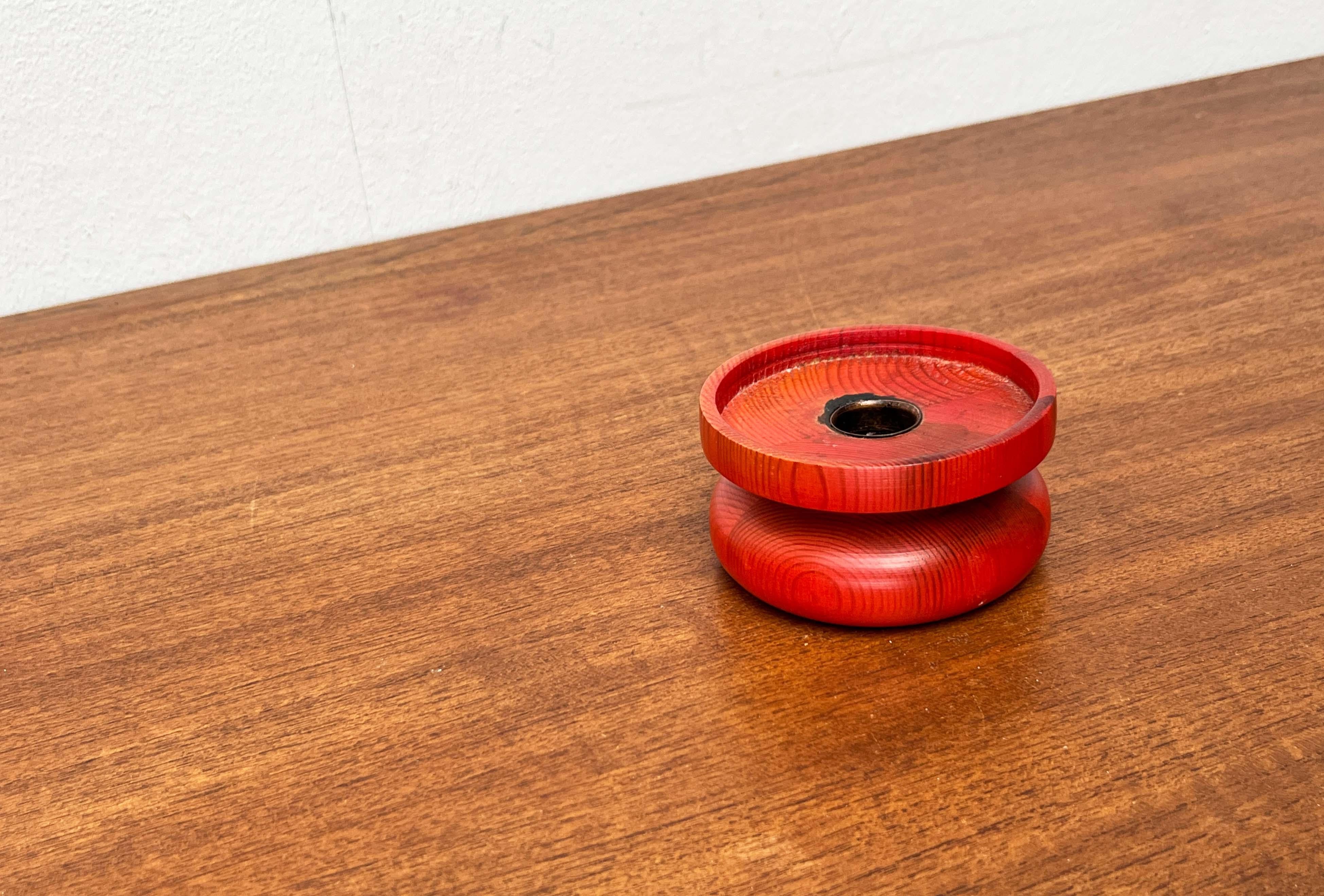 Finlandese Set di 3 portacandele in legno rosso di Aarikka, Finlandia, 1960 in vendita