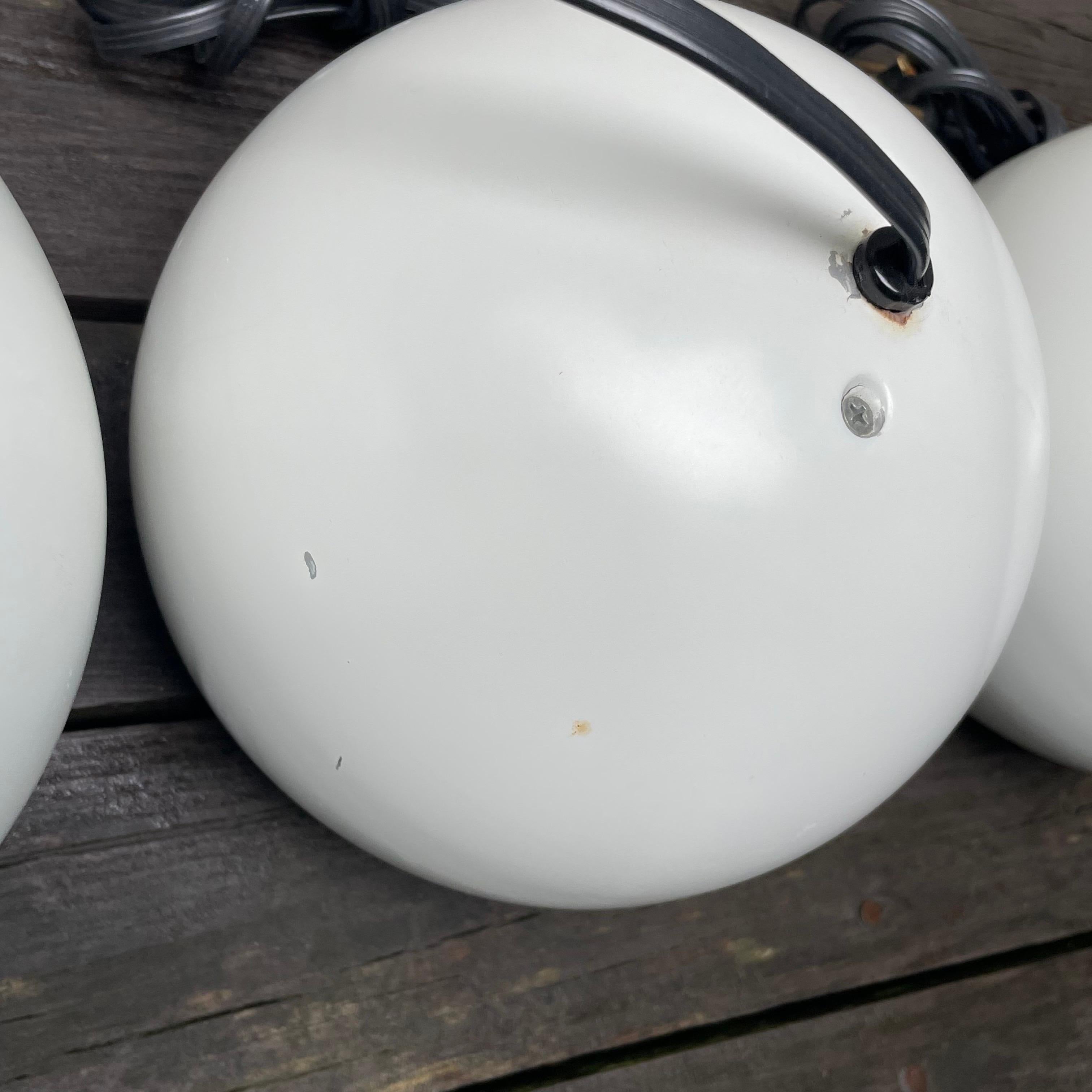 Mid-Century moderno Set di 3 luci a sospensione rotonde in metallo bianco del Mid Century Modern Eyeball in vendita