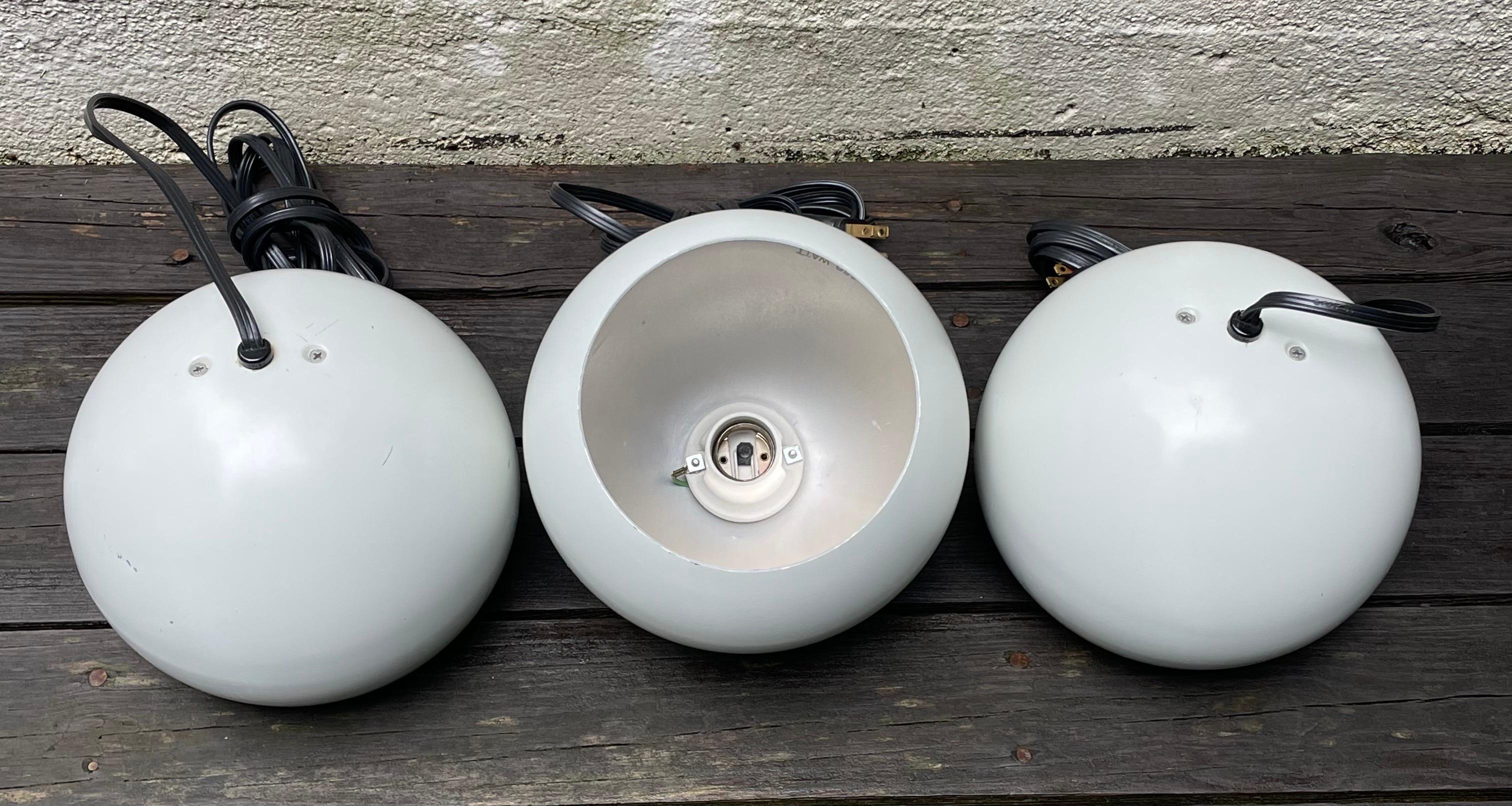 Americano Set di 3 luci a sospensione rotonde in metallo bianco del Mid Century Modern Eyeball in vendita