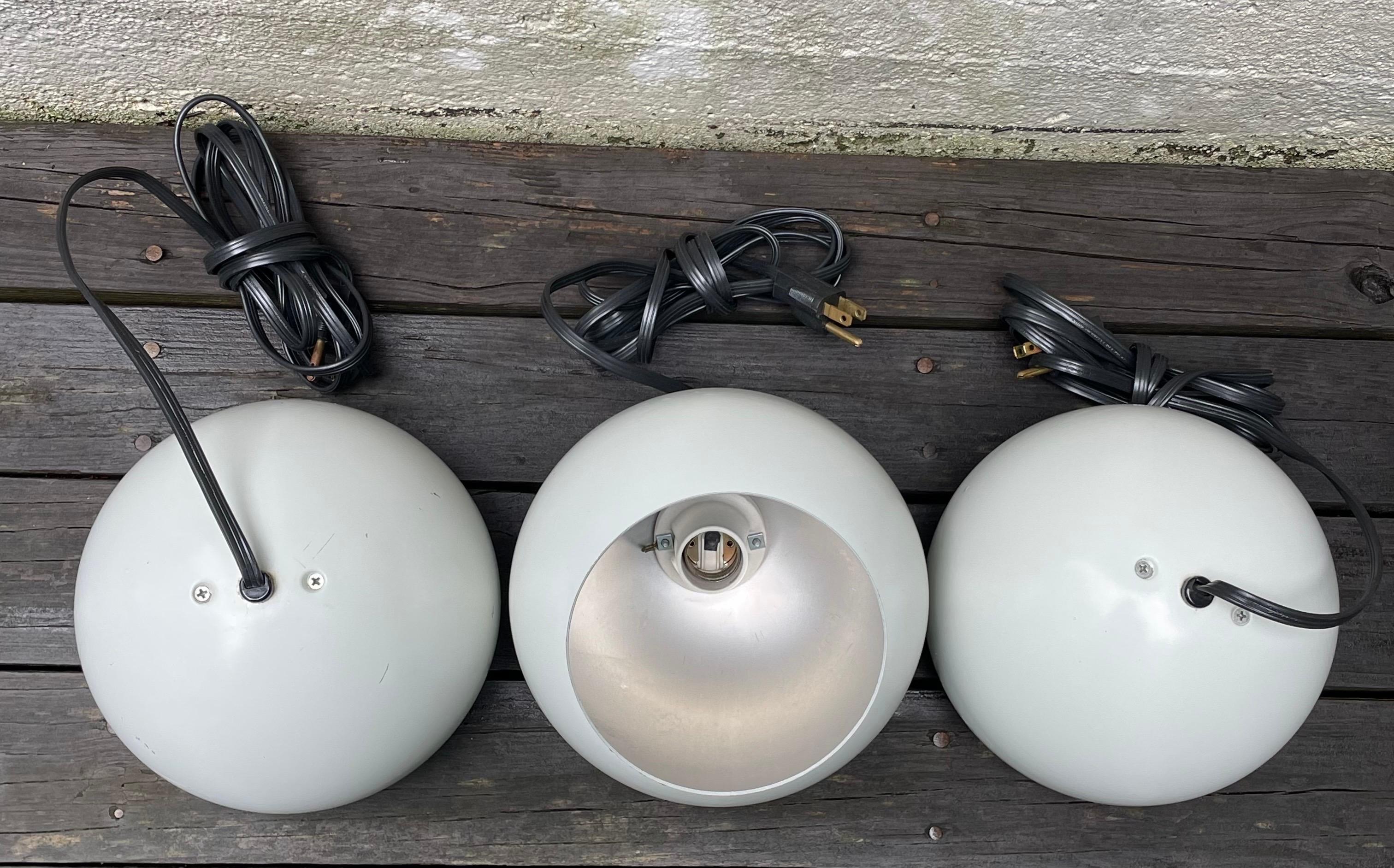 Dipinto Set di 3 luci a sospensione rotonde in metallo bianco del Mid Century Modern Eyeball in vendita