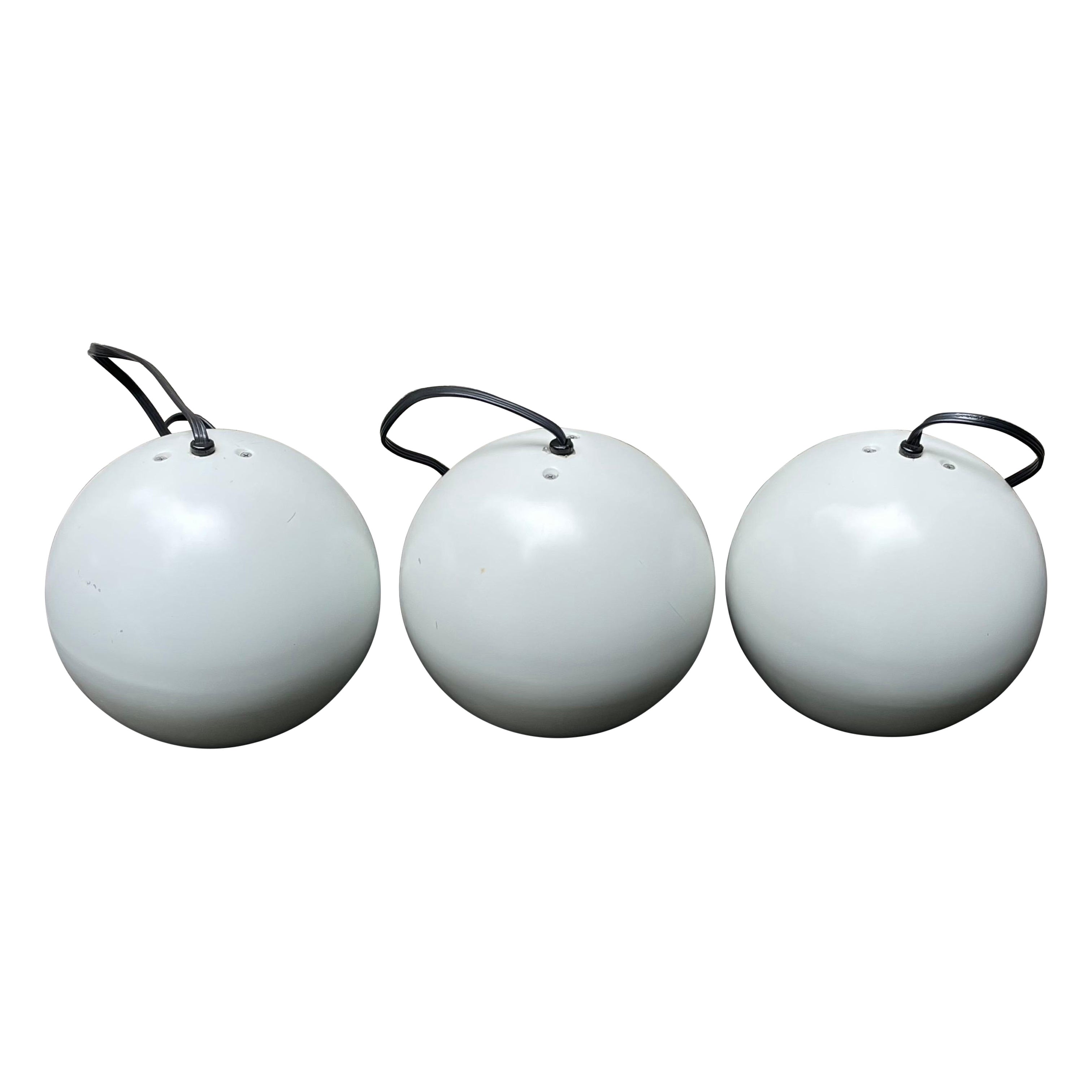 Juego de 3 lámparas colgantes redondas de metal blanco, modernas de mediados de siglo en venta
