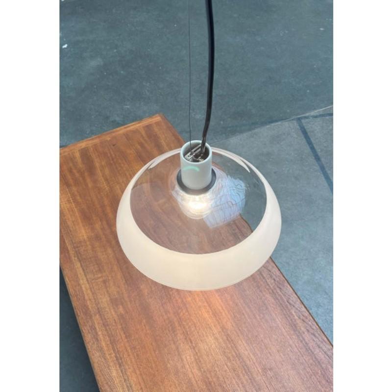 Trois suspensions minimalistes en verre datant du milieu du siècle dernier.
Le design impressionne par son minimalisme et sa transparence. L'abat-jour en verre a la forme d'un dôme plat. La partie inférieure est satinée jusqu'au bord pour éviter