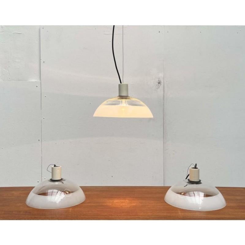 20ième siècle Ensemble de 3 lampes suspendues en verre de la période Modern Age, années 1960 en vente