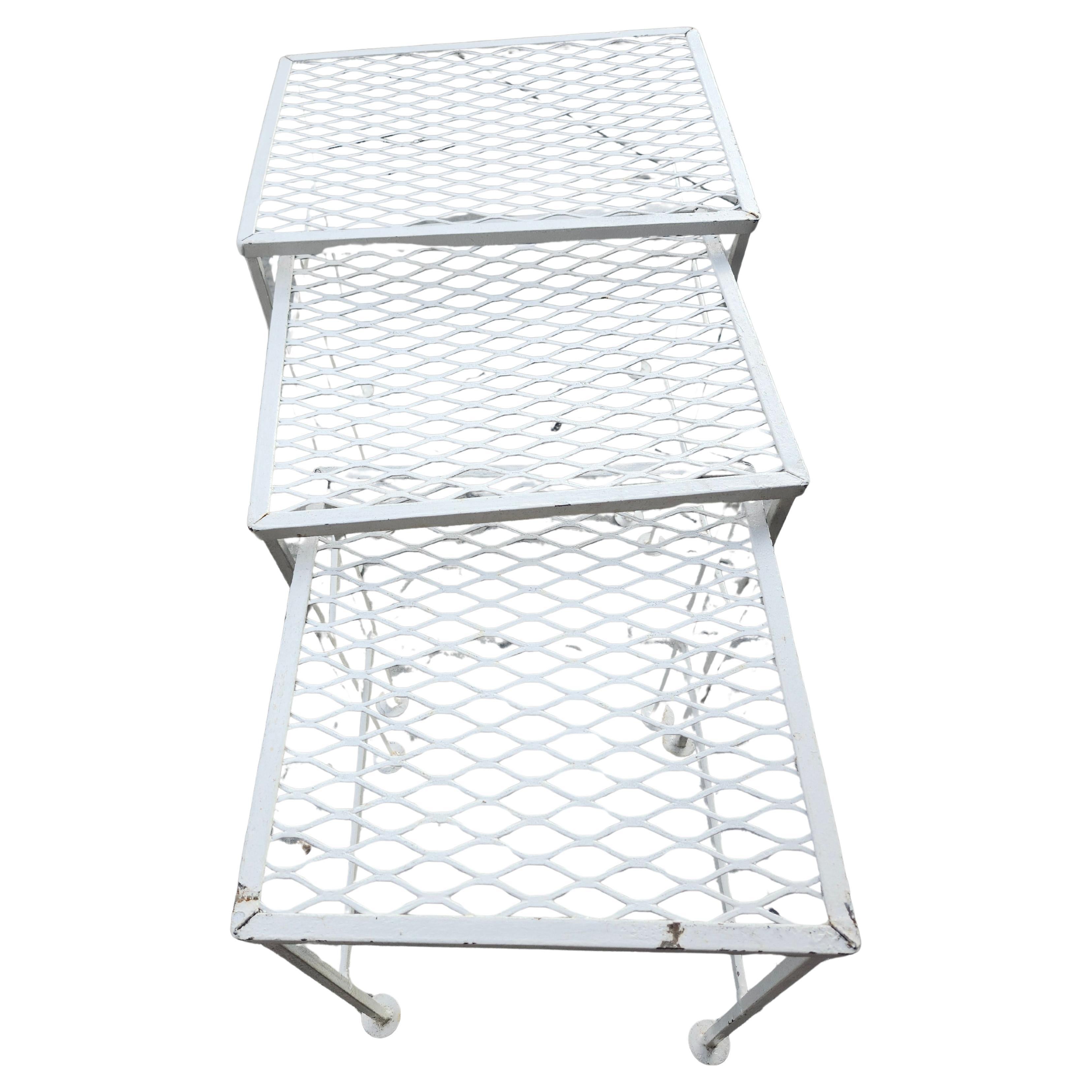 Fabuloso juego de tres mesas apilables de exterior con tablero de malla de John Salterini  C1955.
Las mesas se anidan unas debajo de otras y son muy estables para sostener tus bebidas o comida, etc.
En excelente estado vintage, con un desgaste