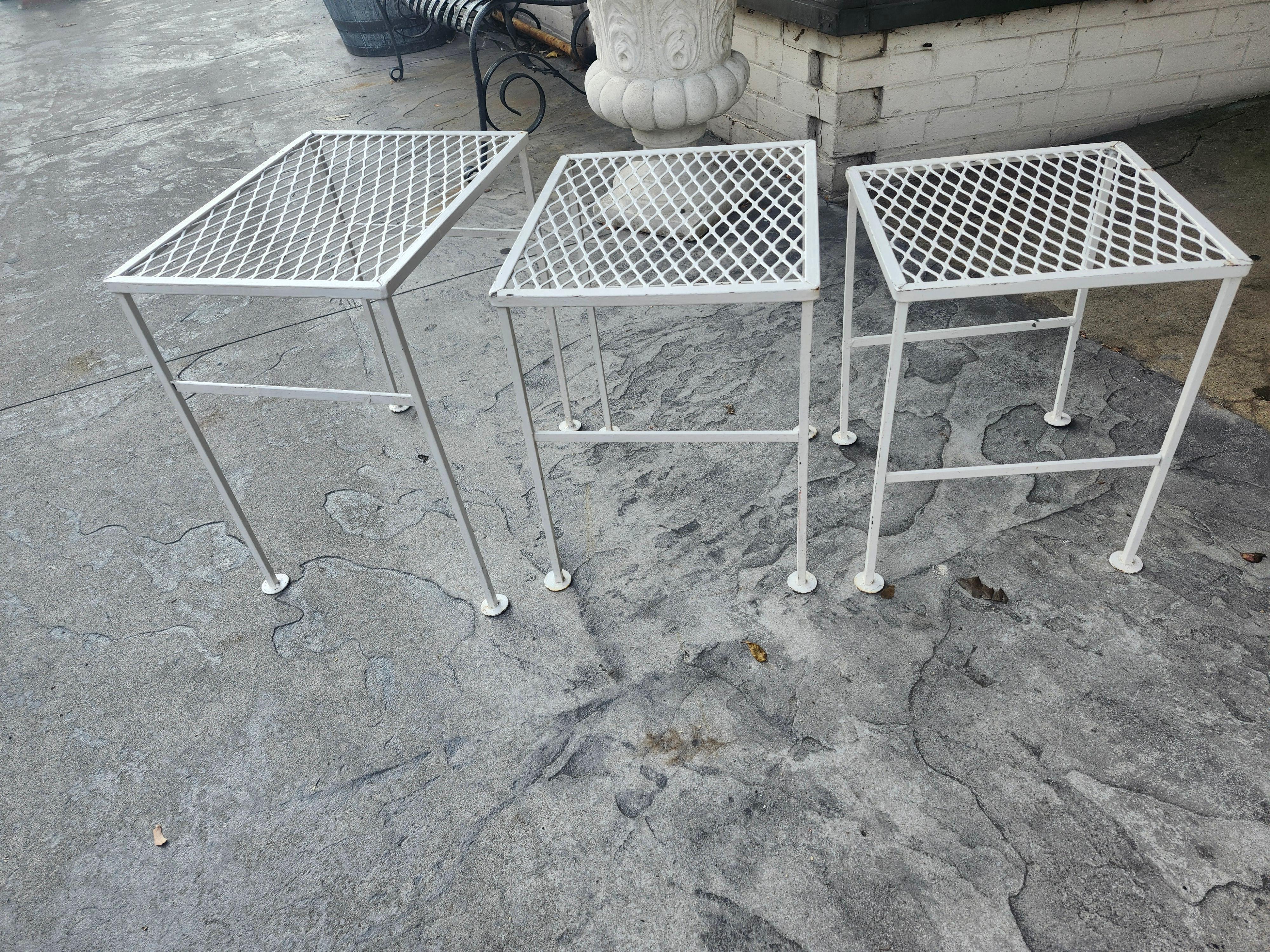 Juego de 3 Tablas Apilables de Hierro con Tapa de Malla Modernas de Mediados de Siglo By John Salterini Estadounidense en venta