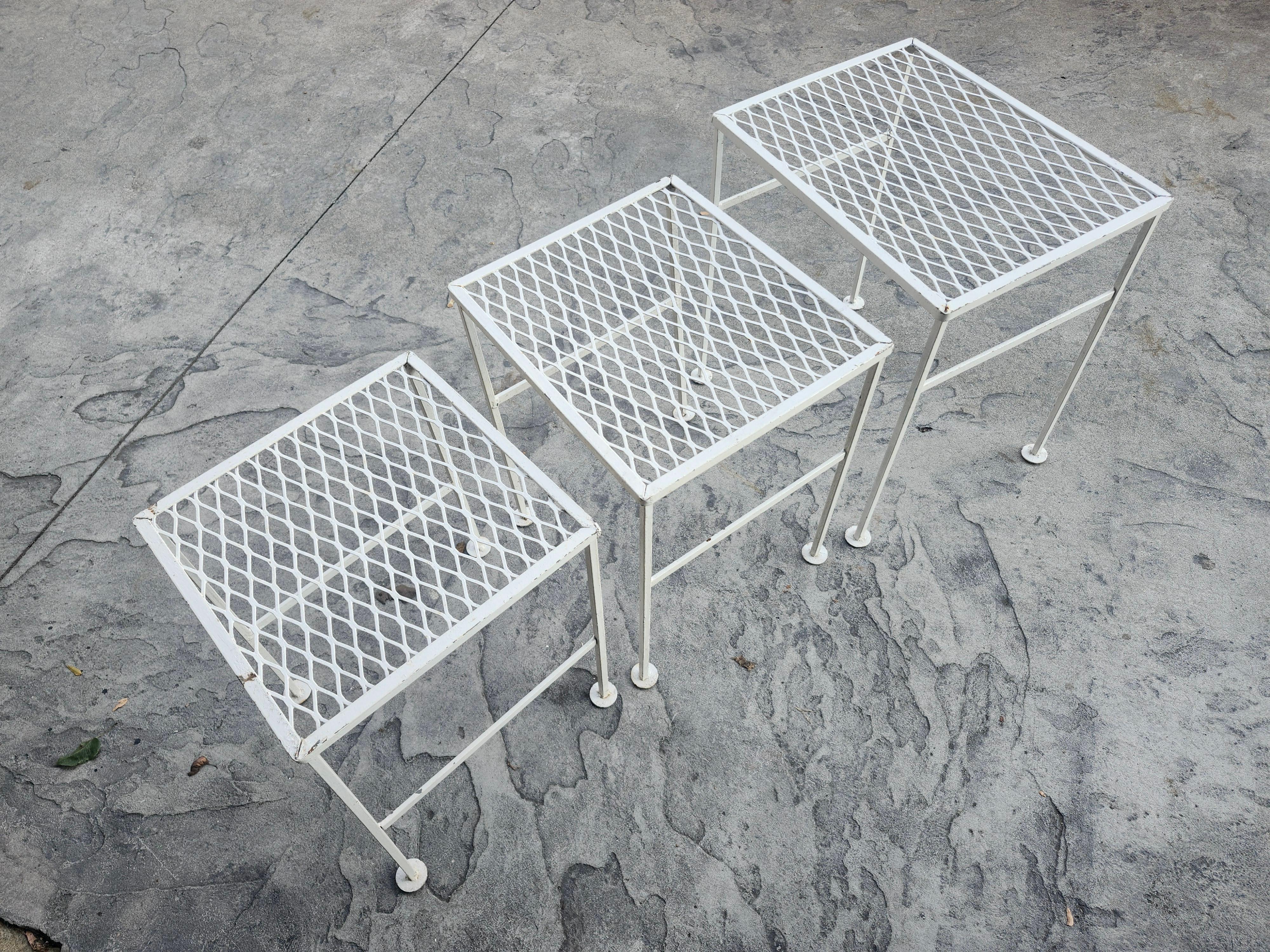 Juego de 3 Tablas Apilables de Hierro con Tapa de Malla Modernas de Mediados de Siglo By John Salterini Hecho a mano en venta