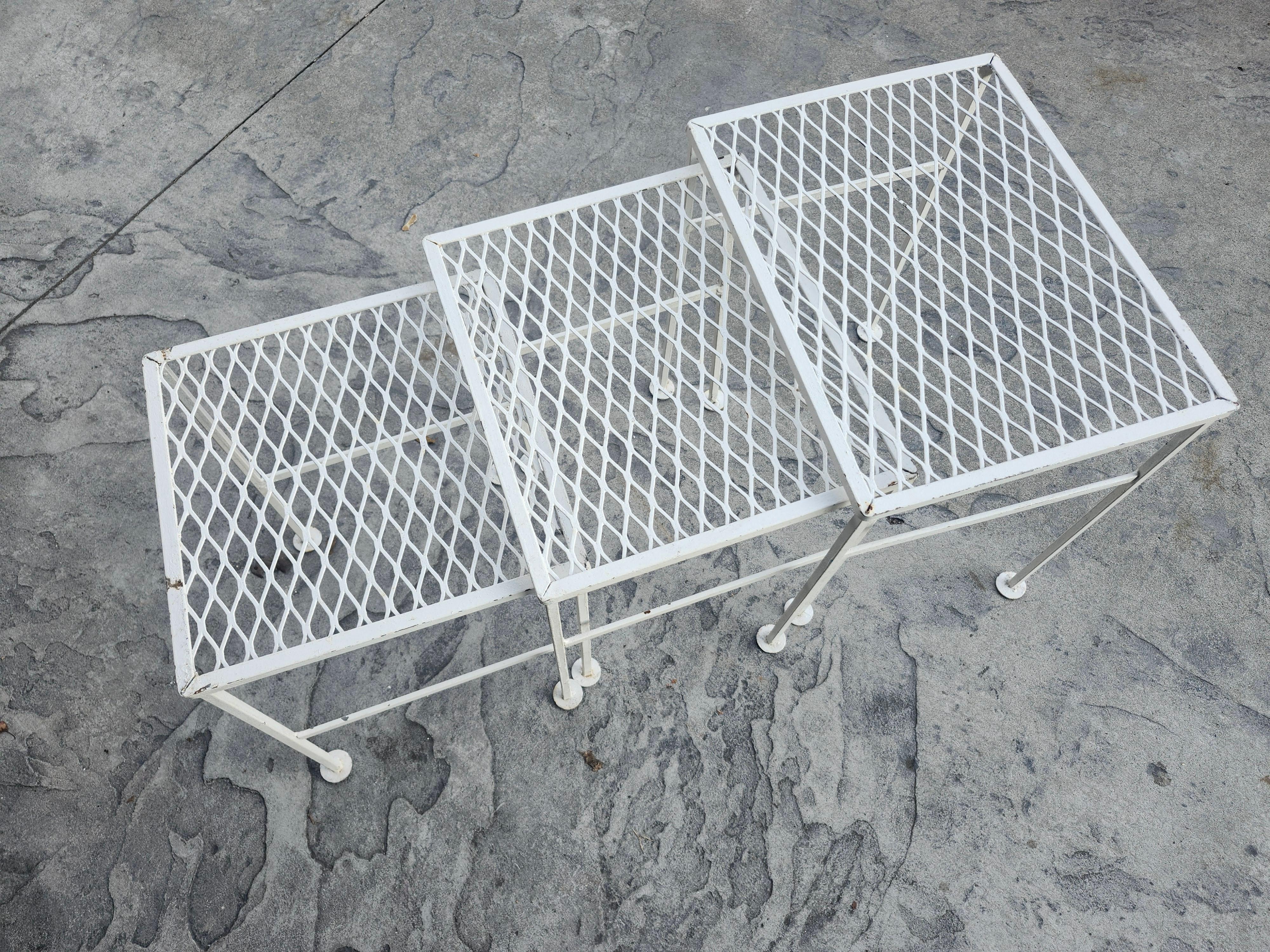 Juego de 3 Tablas Apilables de Hierro con Tapa de Malla Modernas de Mediados de Siglo By John Salterini en Bueno estado para la venta en Port Jervis, NY