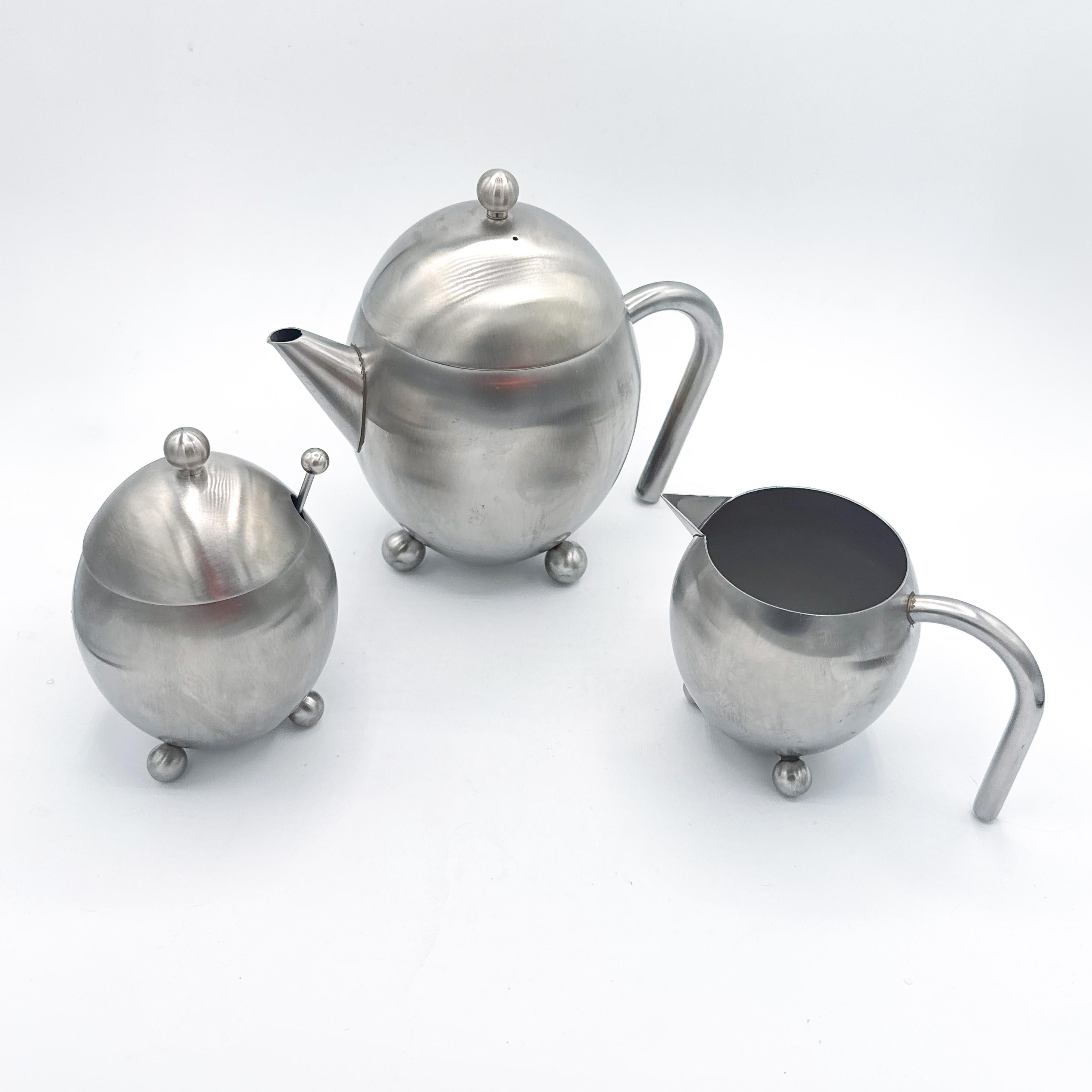 Juego de 3 tetera, cremera y azucarero de acero inoxidable modernos de mediados de siglo 1960 Era espacial en venta