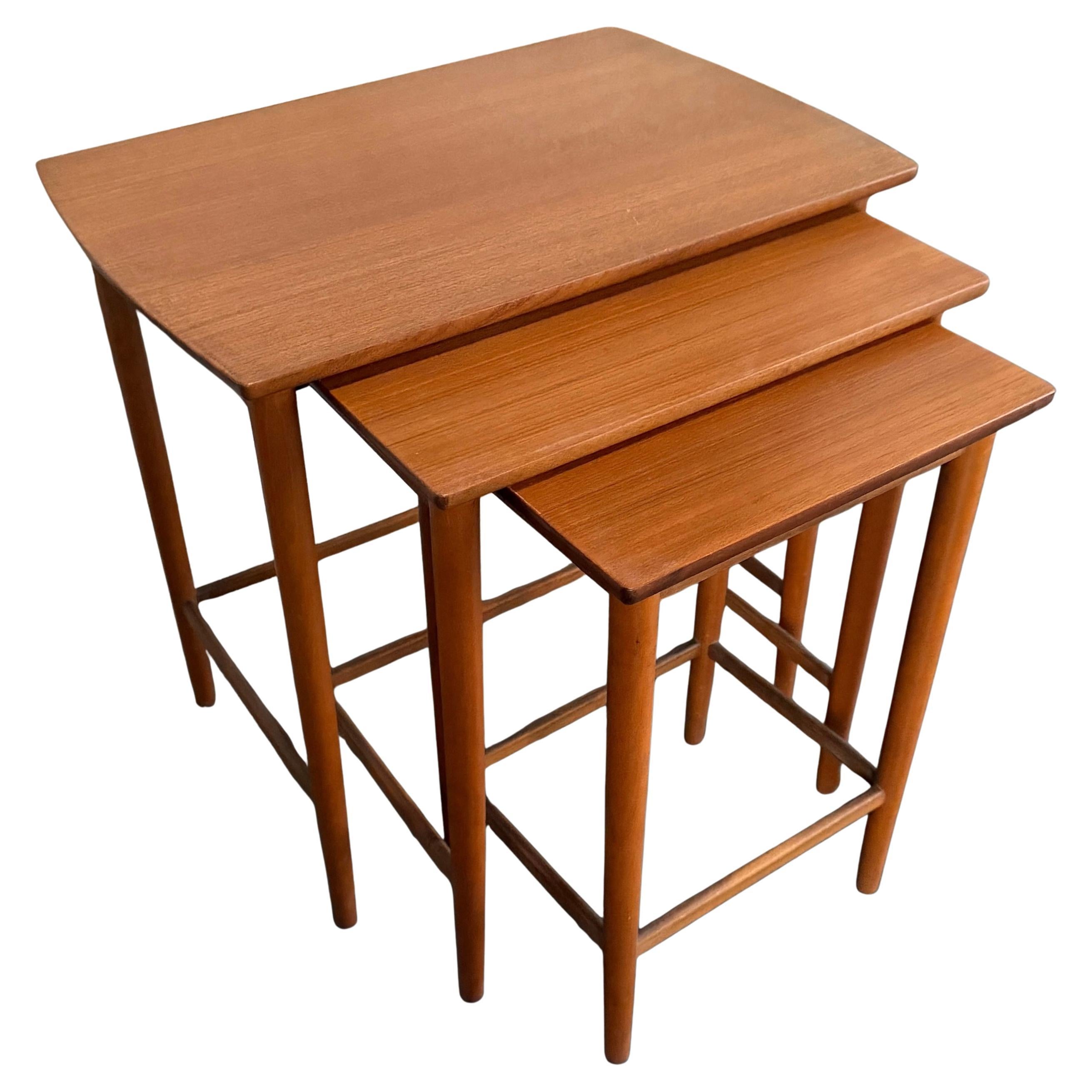 Ensemble de 3 tables gigognes en teck du milieu du siècle dernier par Seffle Möbelfabrik c1950s